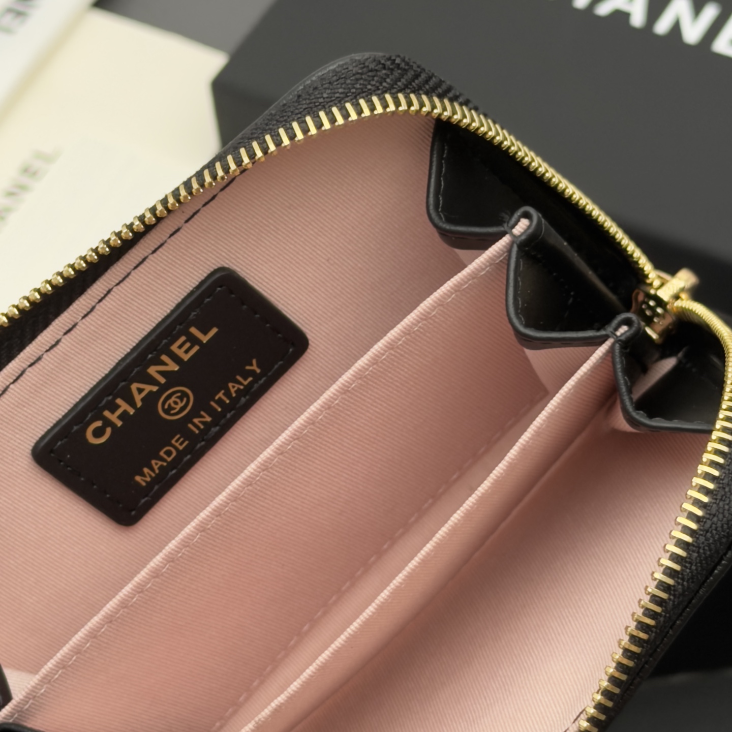 [Chanel] 샤넬 메탈 로고 지퍼 카드 지갑