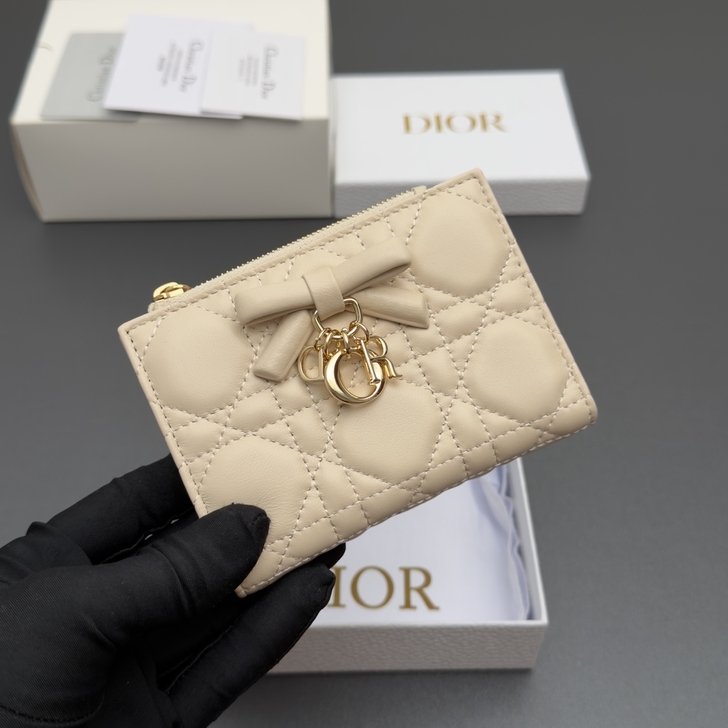 [Dior] 디올 Lady Dahlia 레이디 달리아 울트라 까나쥬 램스킨 미니 지갑 / S2605