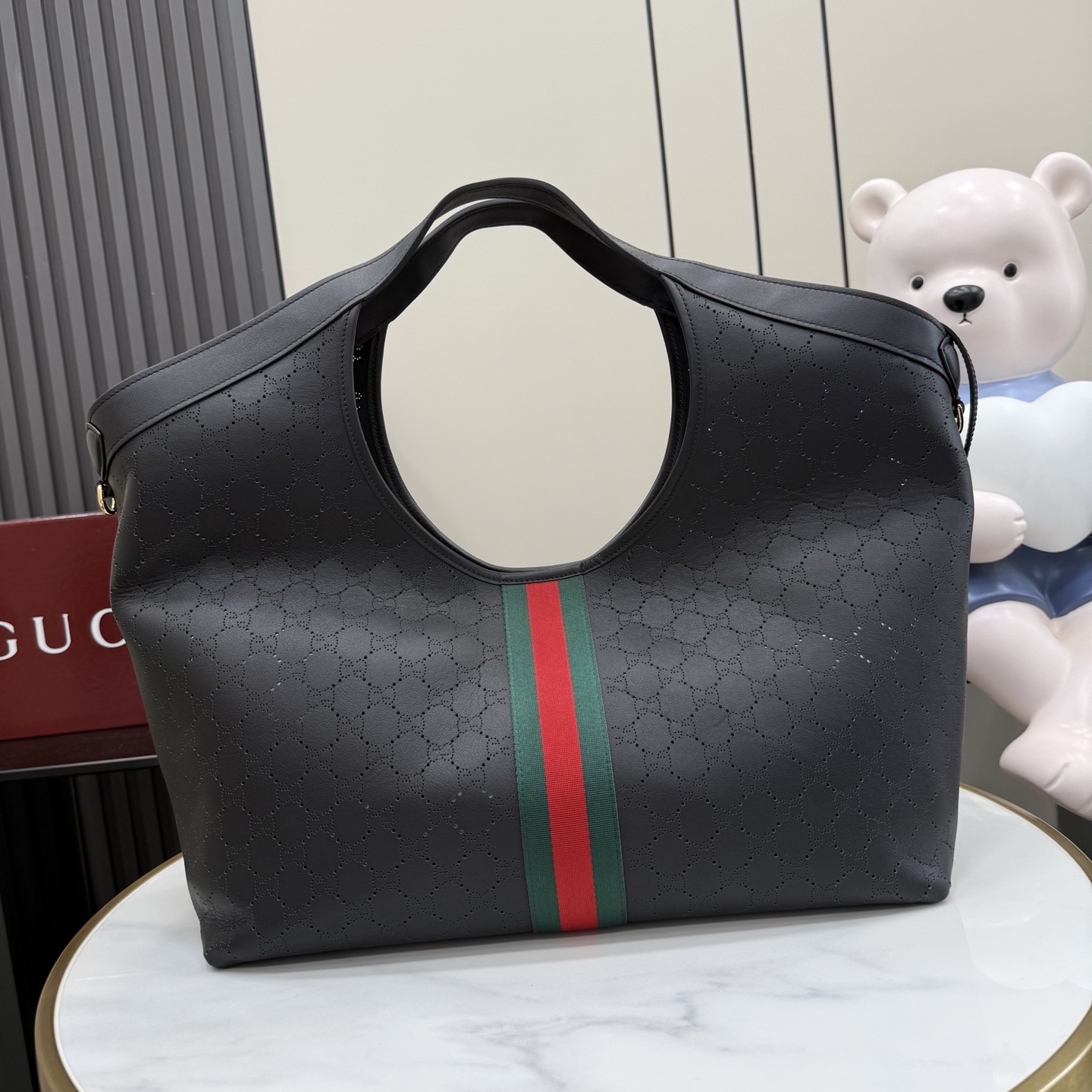GUCCI 구찌 Generation 제너레이션 GG 질리오(Giglio) 펀칭 레더 토트백 - 블랙 라지 가방