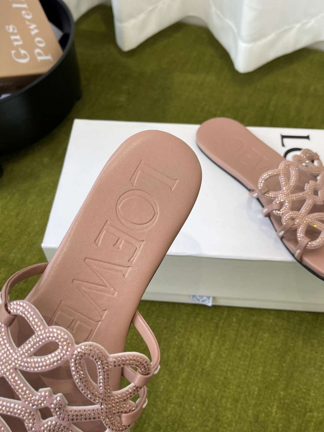 로에베(LOEWE) 라인스톤 스퀘어토 플랫 슬리퍼 신발