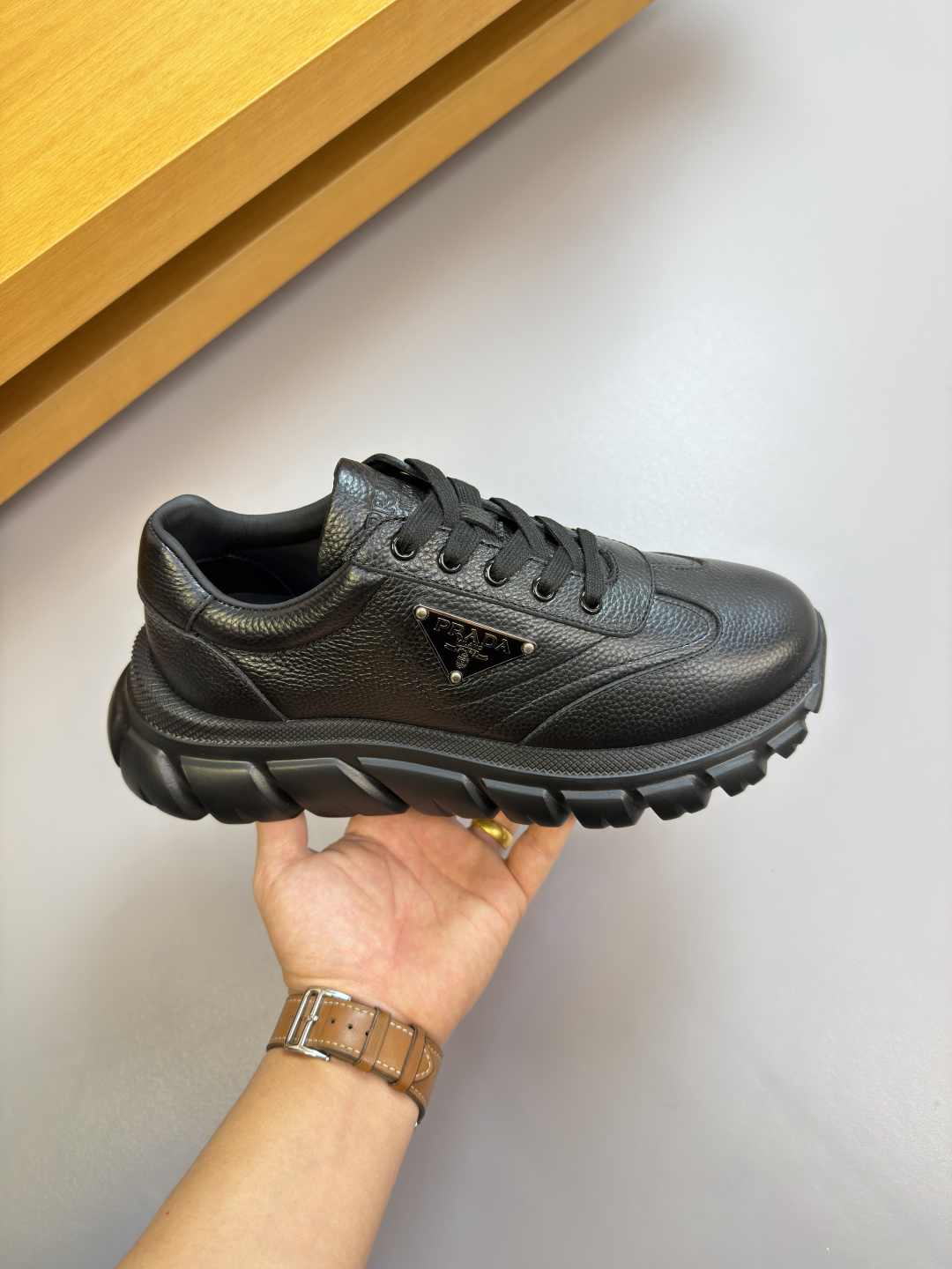 PRADA 프라다 리치 소가죽 로고 스니커즈 신발