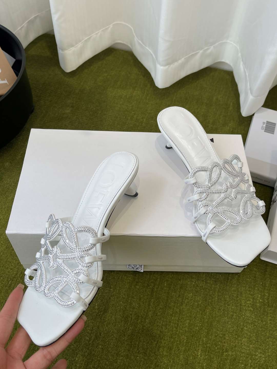 로에베(LOEWE) 아나그램 라인스톤 미들 힐 신발 복제