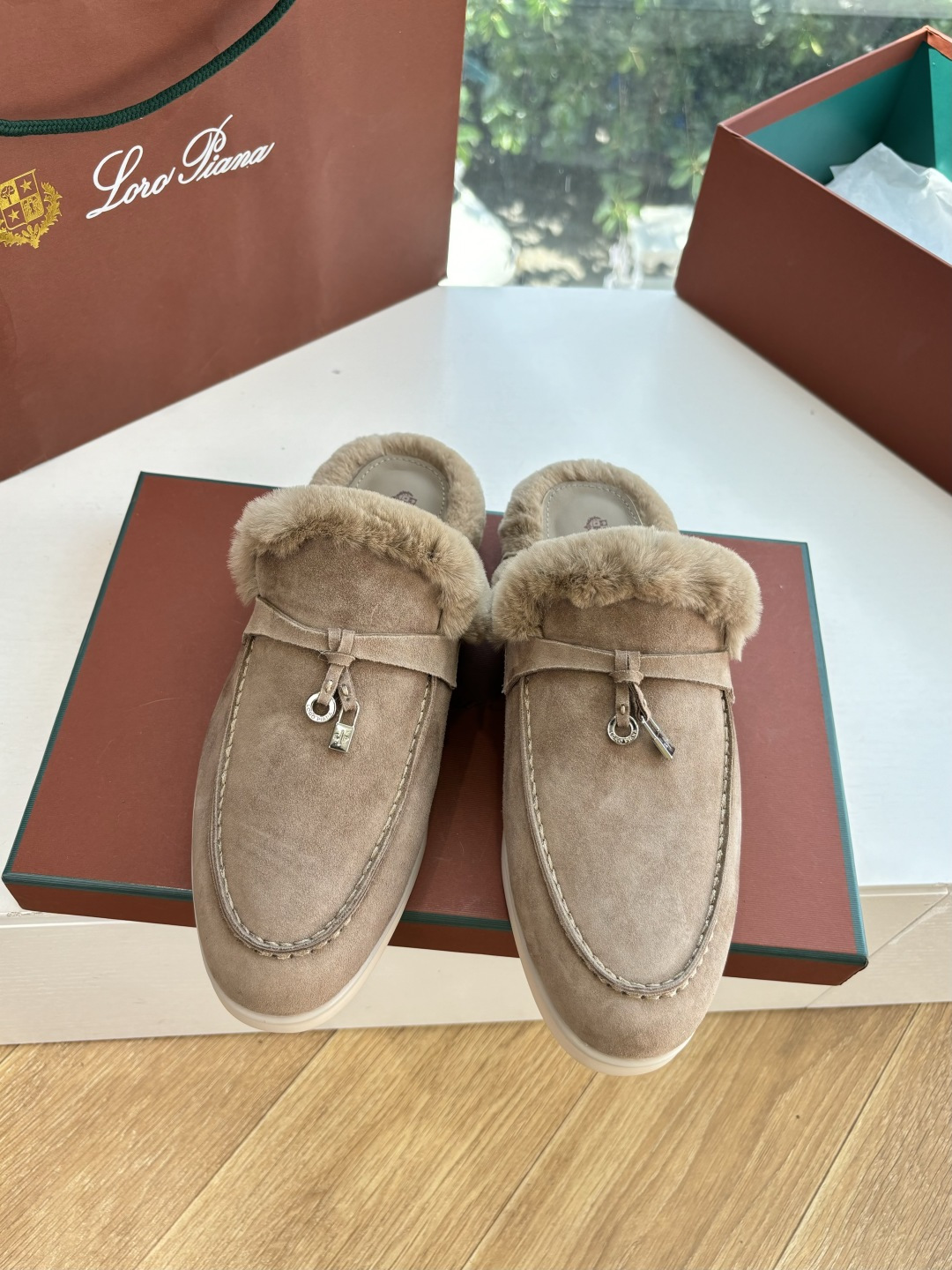 로로피아나(Loro Piana) 커플 퍼 트리밍 스웨이드 뮬 슬리퍼 신발