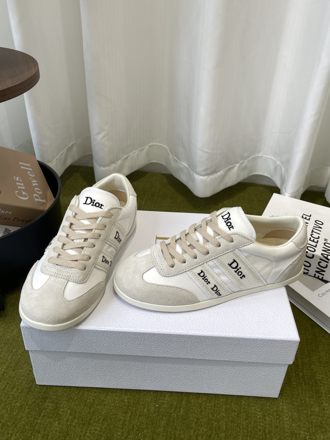 디올(DIOR) 리본 레터링 스웨이드 독일군 스니커즈 신발