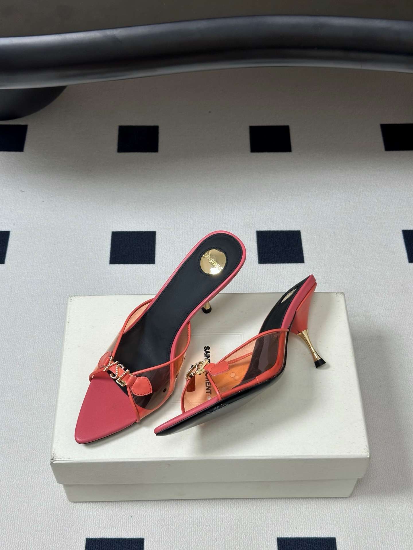생로랑(SAINT LAURENT) 라인스톤 포인티드토 힐 신발