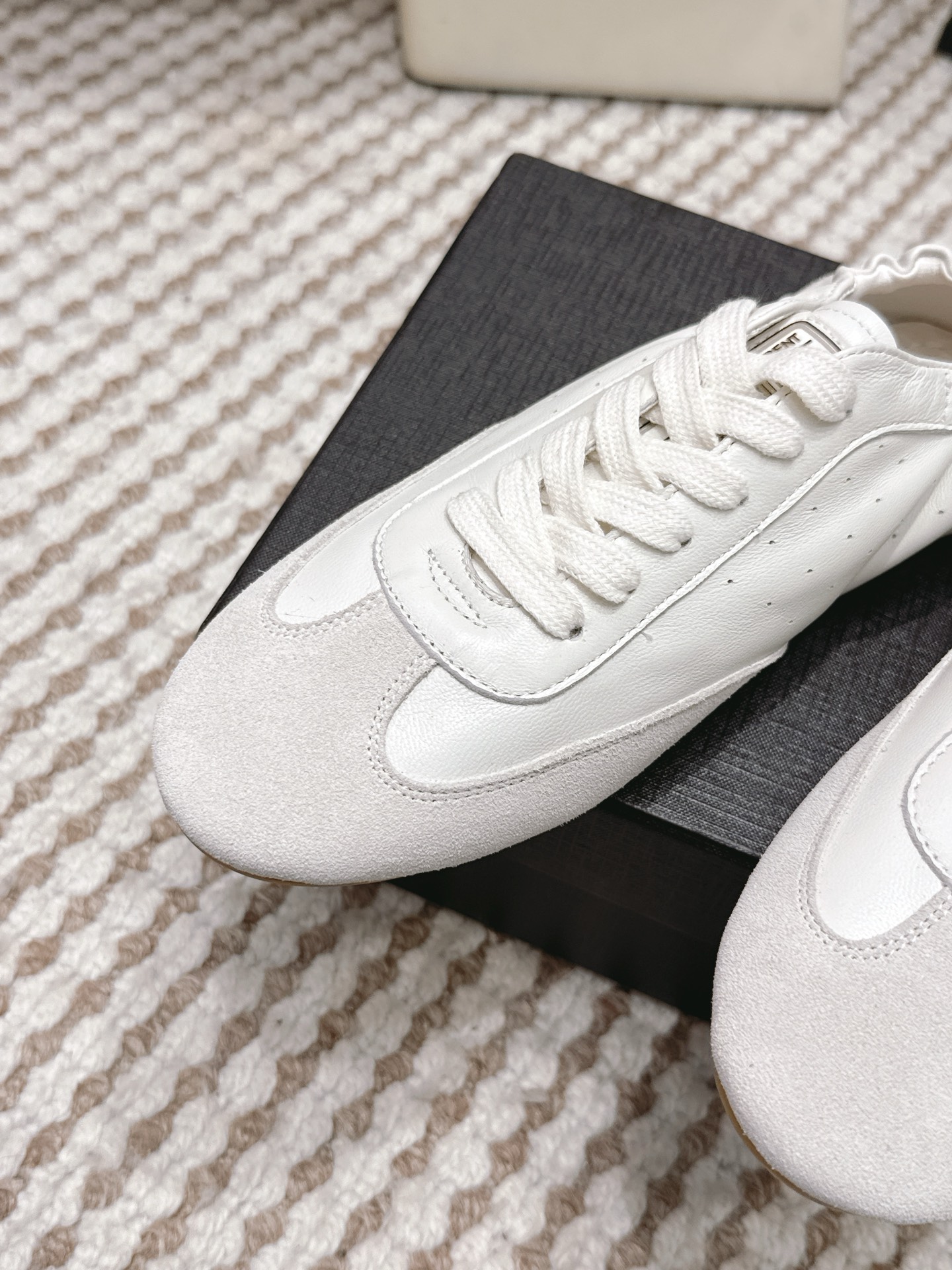 생로랑(SAINT LAURENT) 펀칭 레더 독일군 스니커즈 신발