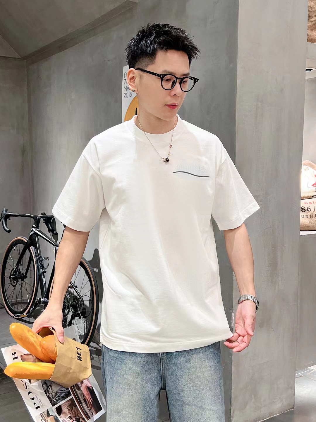 발렌시아가(BALENCIAGA) 패치 자수 로고 반팔 티셔츠 상의 의류