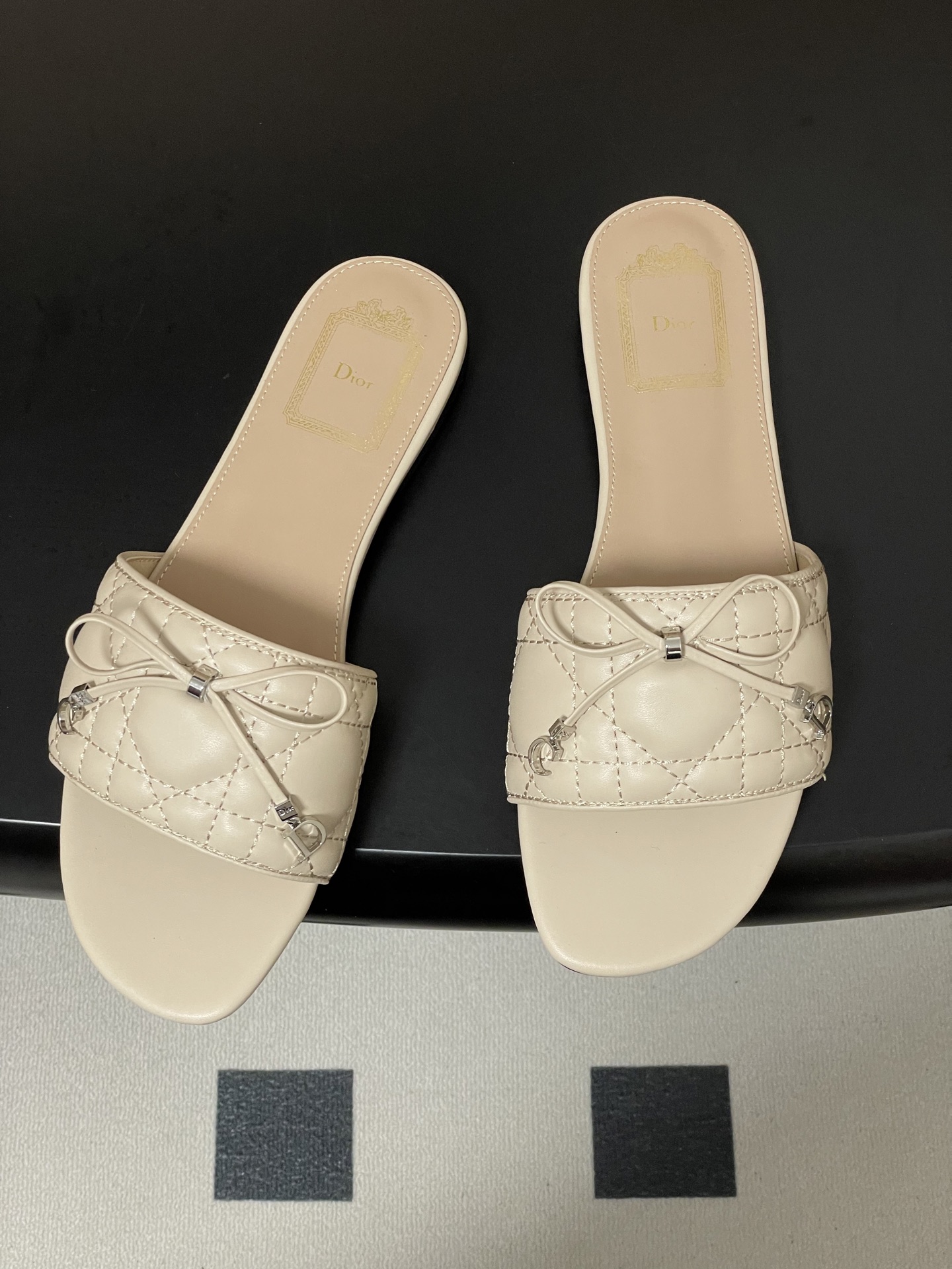 디올(DIOR) 퀼팅 리본 슬리퍼 신발