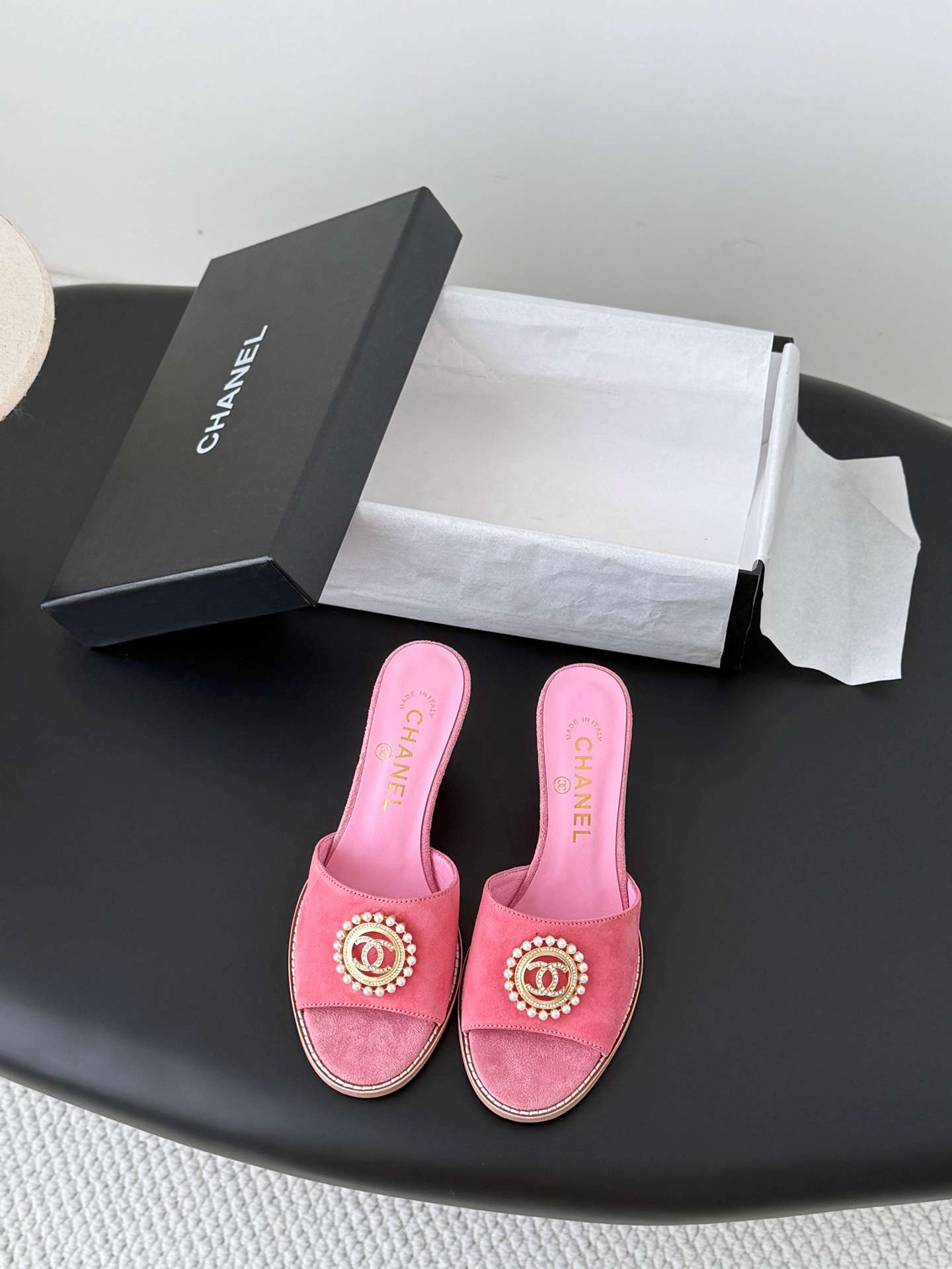 샤넬(CHANEL) 진주 메달 웨지 뮬 샌들 신발