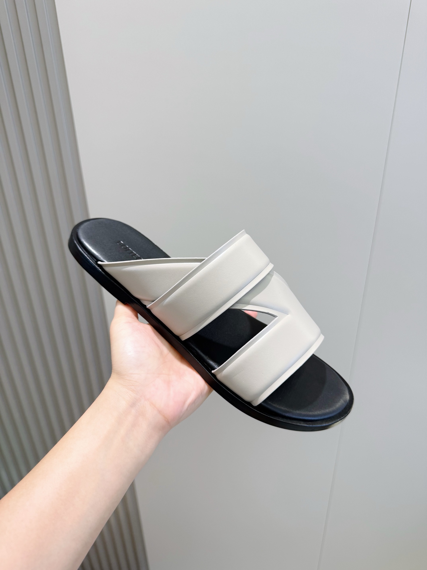 [Bottega Veneta] BV 보테가 베네타 웨이브 인트레치아토 레더 뮬 / 슬라이드 슬리퍼 신발