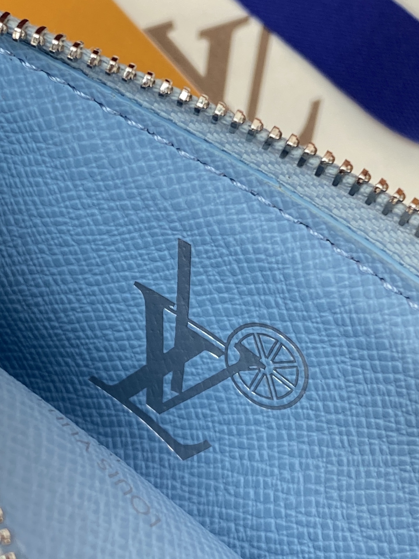 [Louis Vuitton] LV 루이비통 타이가 모노그램 코인 카드 홀더 (코튼 블루) 지갑