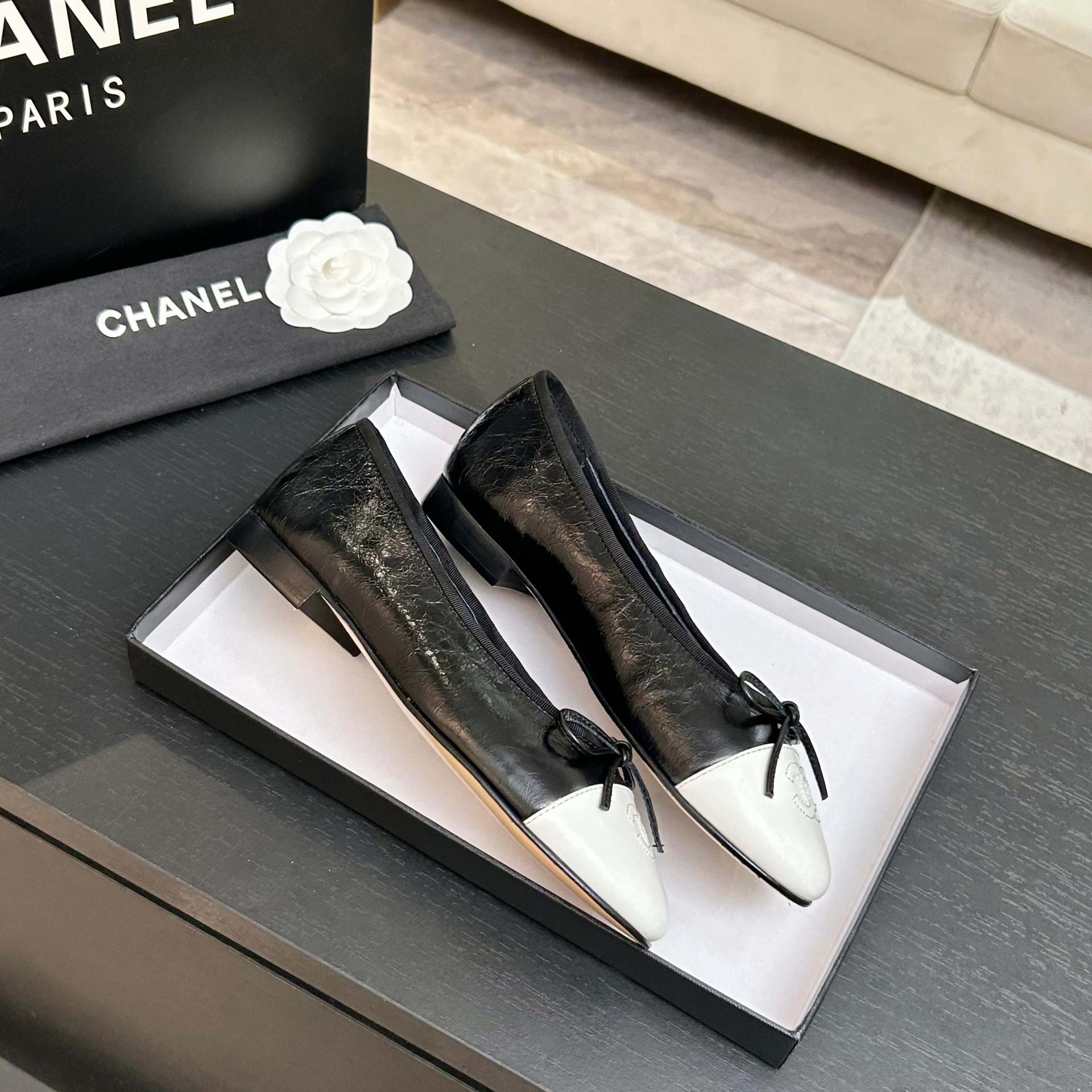 샤넬(CHANEL) 리본 배색 발레리나 플랫슈즈 신발