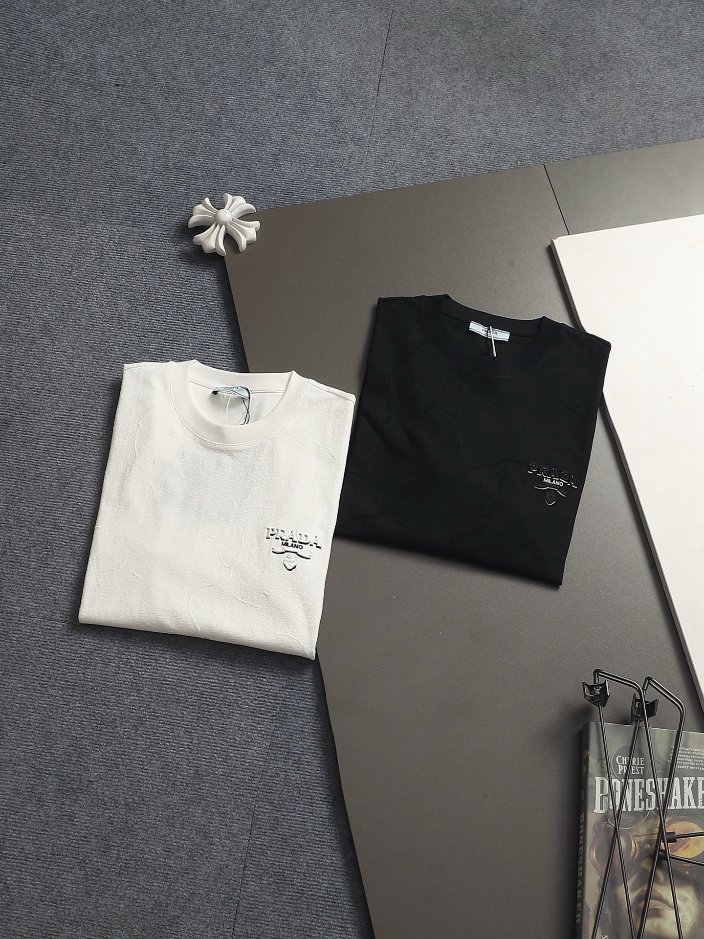 프라다(PRADA) 레터링 로고 삼각 패치 반팔 티셔츠 상의 의류