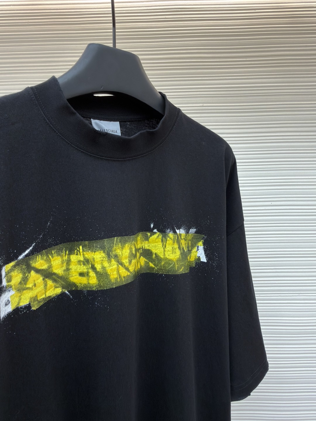 발렌시아가(BALENCIAGA) 레터링 테이프 프린트 티셔츠 상의 의류
