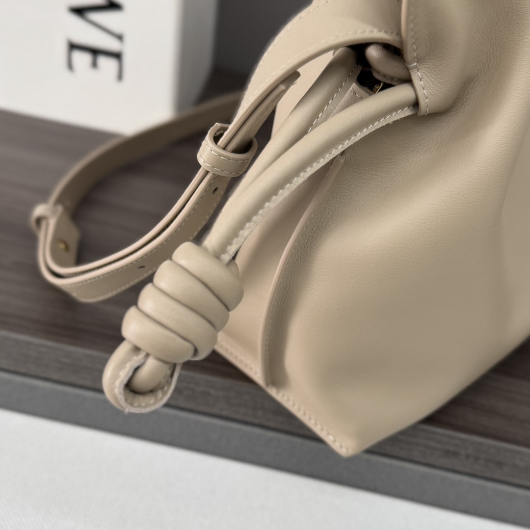 LOEWE 로에베 Flamenco 플라멩코 나파 카프스킨 숄더/클러치백 (미디엄) 가방 / 262386