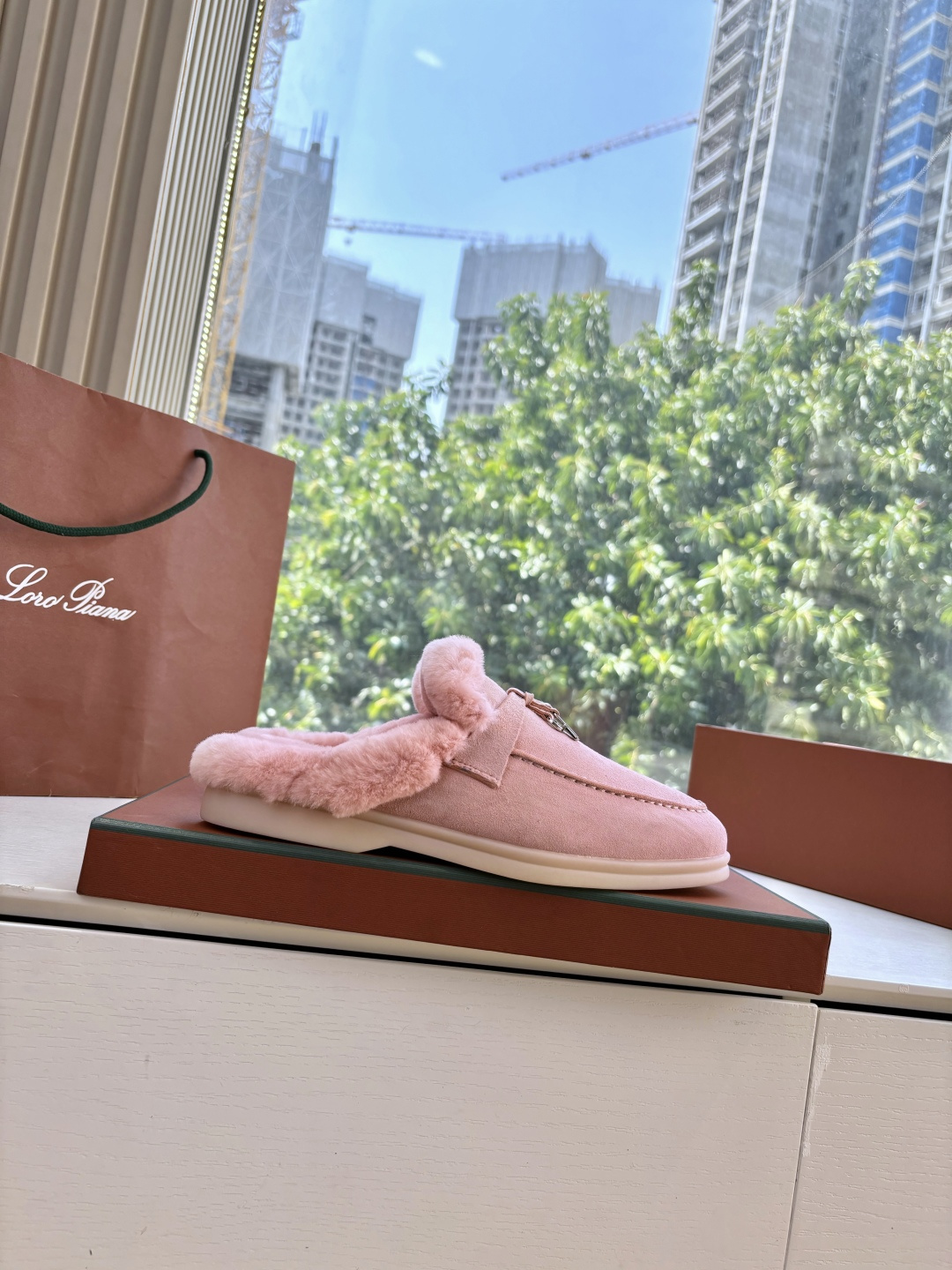 로로피아나(Loro Piana) 커플 퍼 트리밍 스웨이드 뮬 슬리퍼 신발