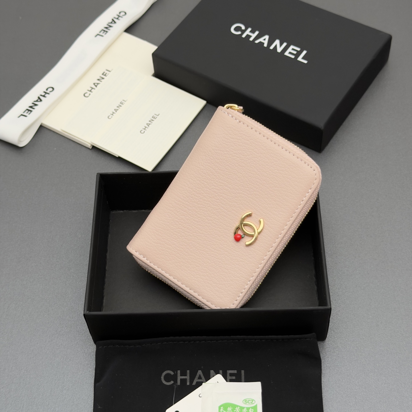 [Chanel] 샤넬 메탈 로고 지퍼 카드 지갑