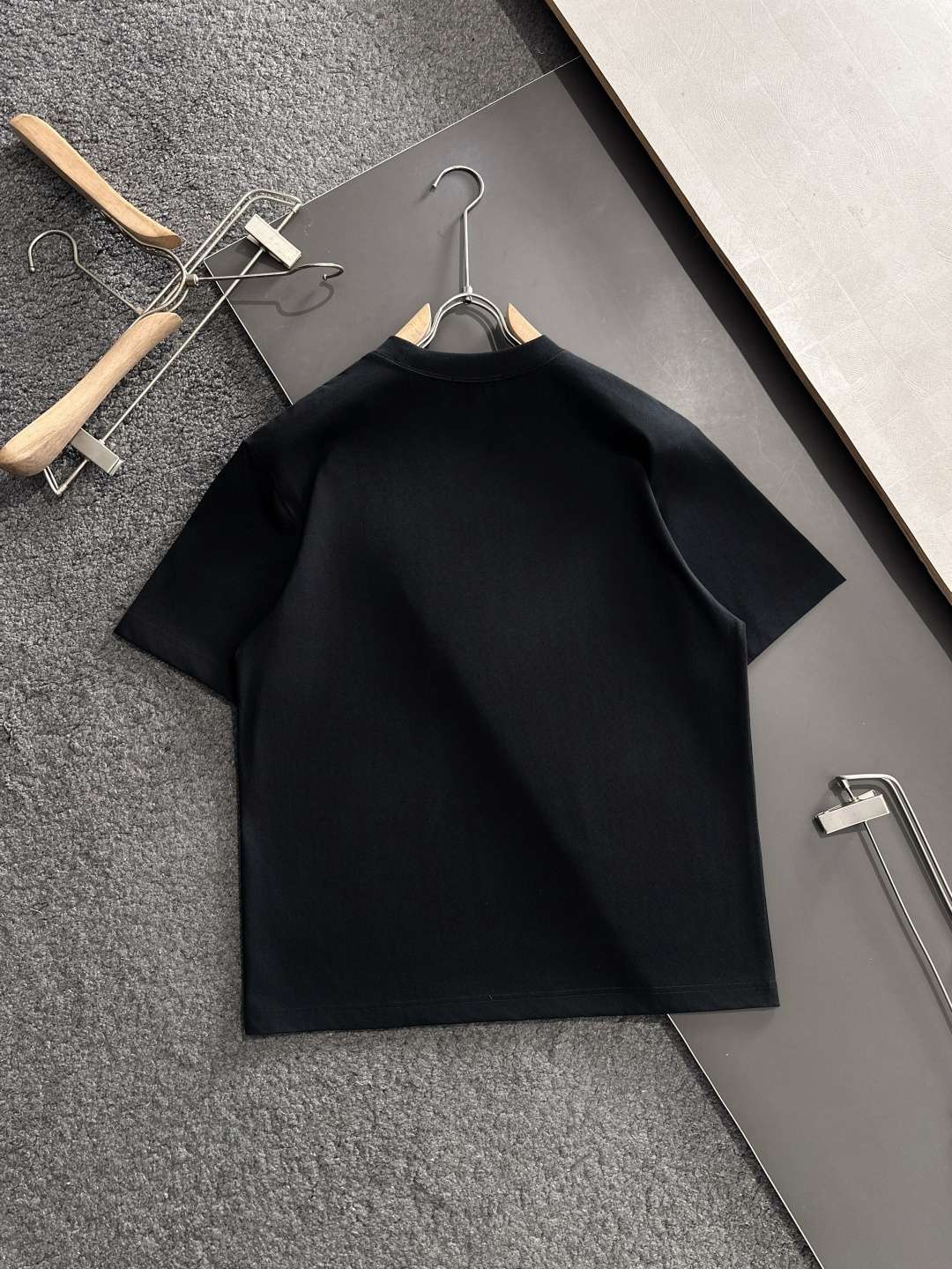 프라다(PRADA) 삼각 로고 그래픽 프린트 반팔 티셔츠 상의 의류