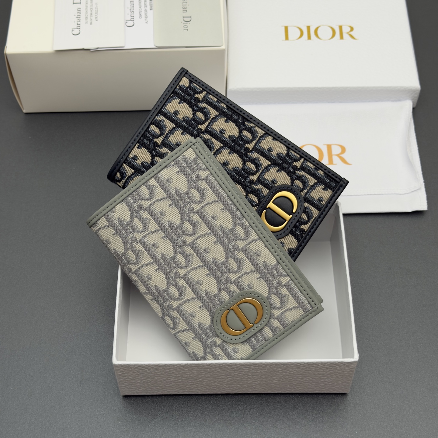 [Dior] 디올 30 Montaigne 몽테인 블루 오블리크 패스포트 홀더 지갑