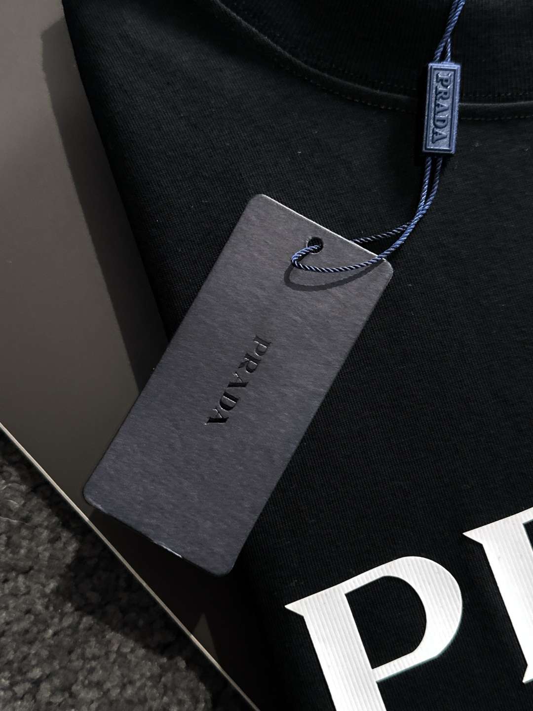 프라다(PRADA) 삼각 로고 그래픽 프린트 반팔 티셔츠 상의 의류
