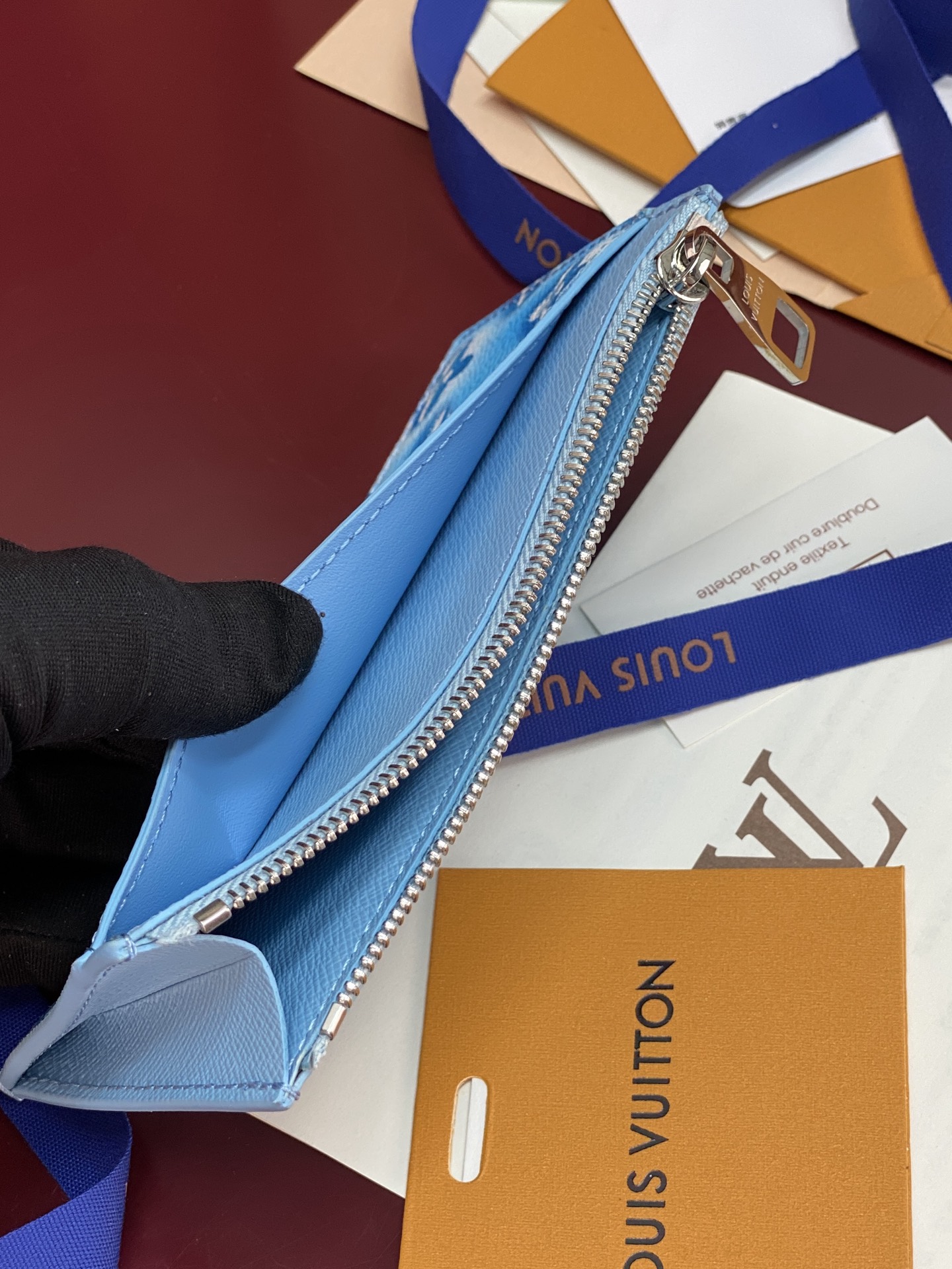 [Louis Vuitton] LV 루이비통 타이가 모노그램 코인 카드 홀더 (코튼 블루) 지갑