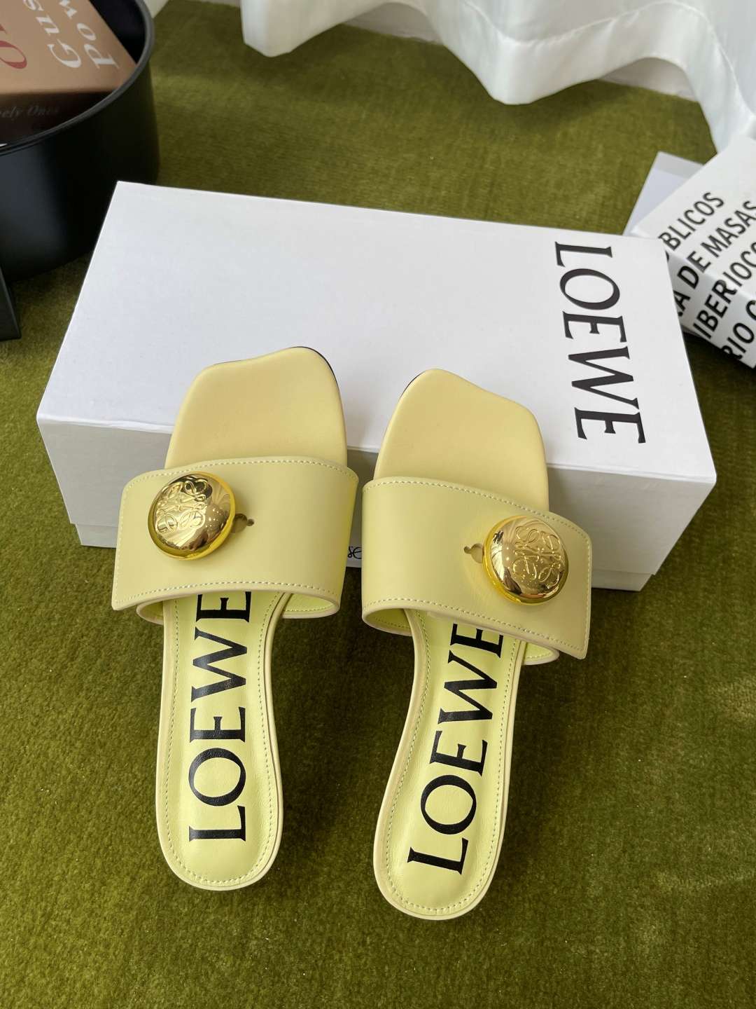로에베(LOEWE) 메달 스퀘어토 키튼힐 뮬 샌들 신발