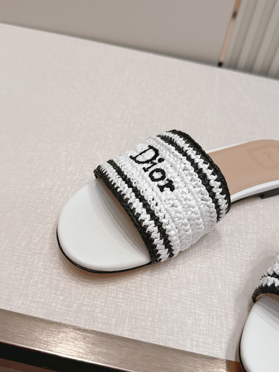 디올(DIOR) 라피아 위빙 슬라이드 샌들 신발