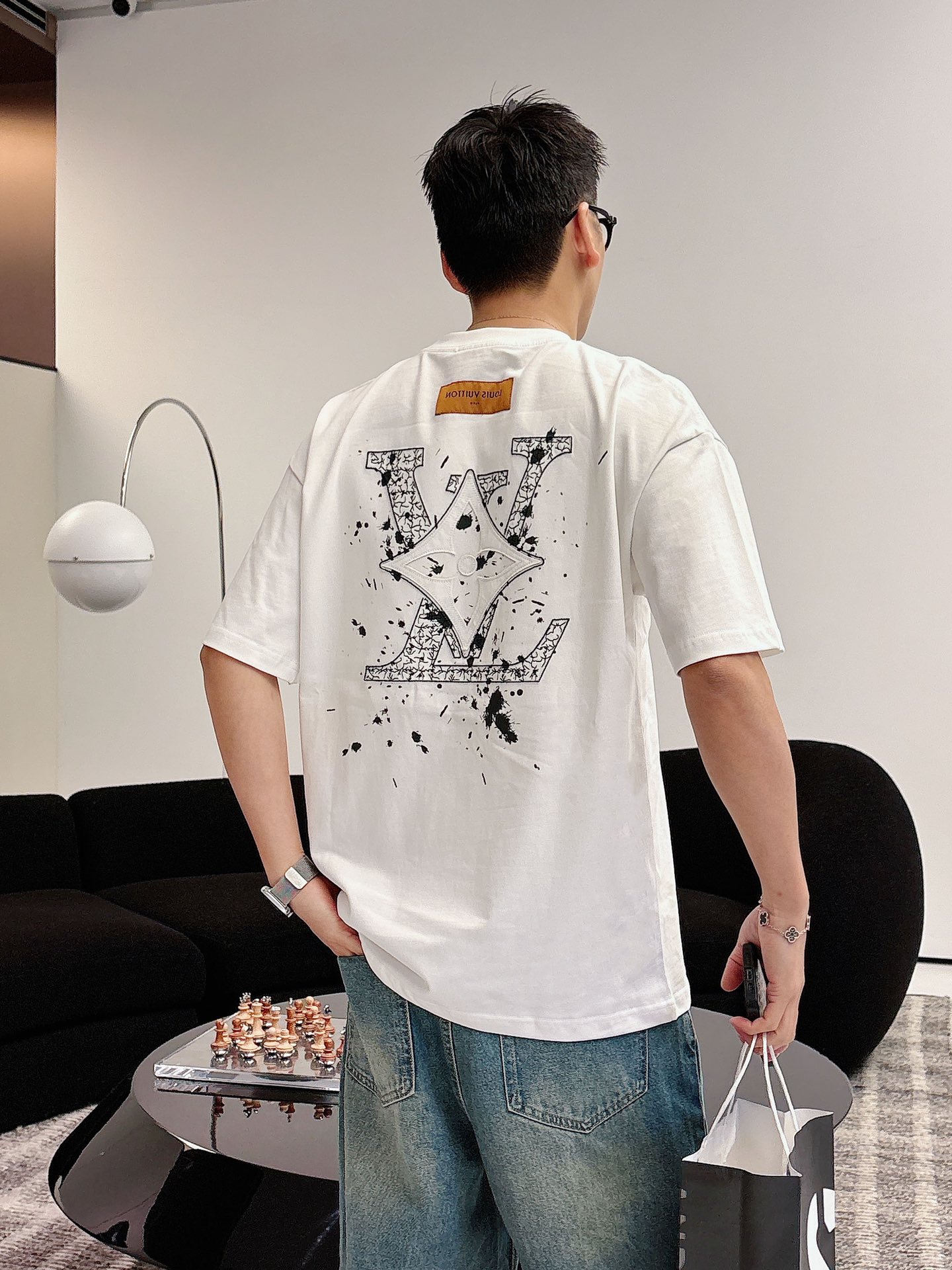루이비통(LV) 잉크 그래픽 자수 반팔 티셔츠 상의 의류