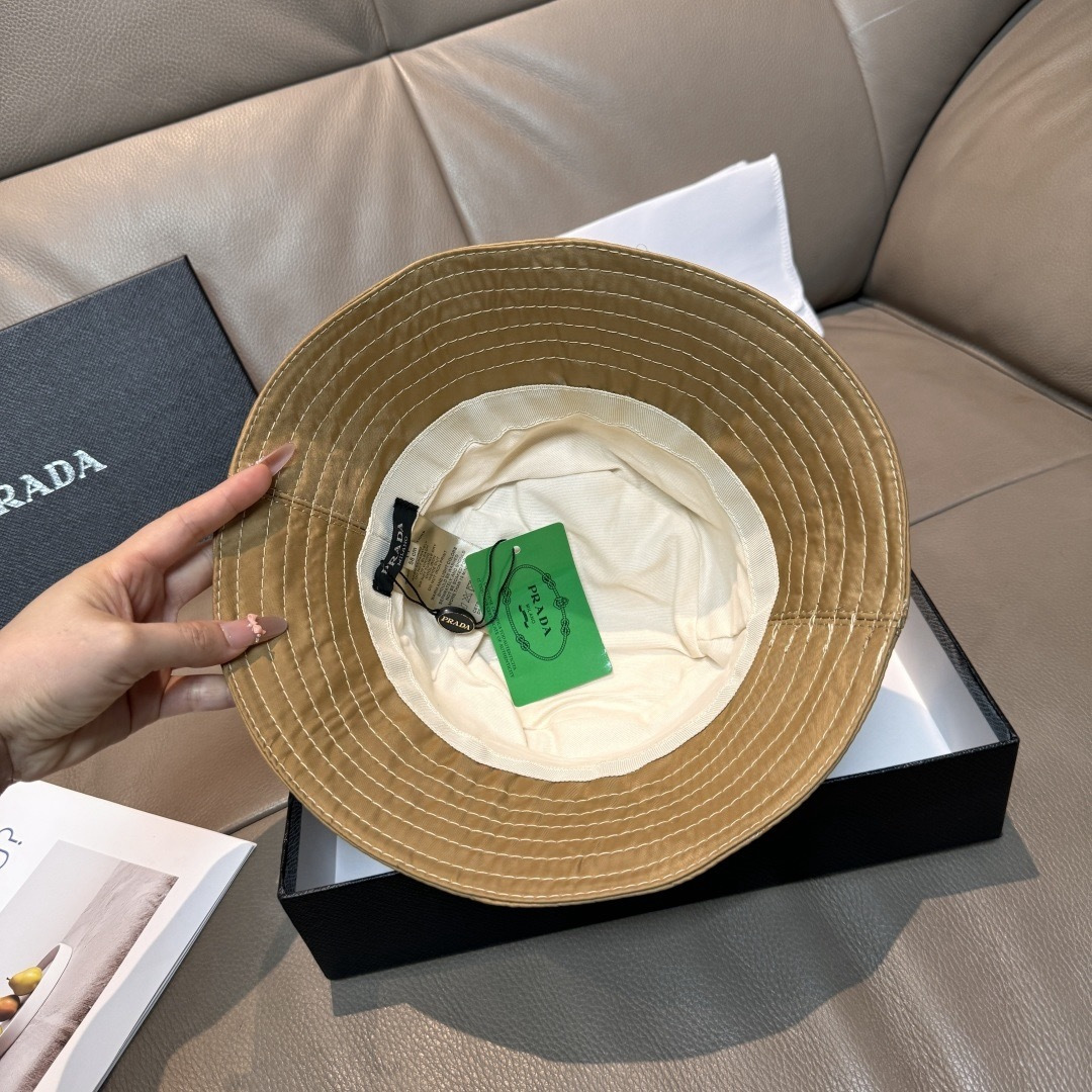 프라다(PRADA) 삼각 로고 옥스포드 버킷햇 모자