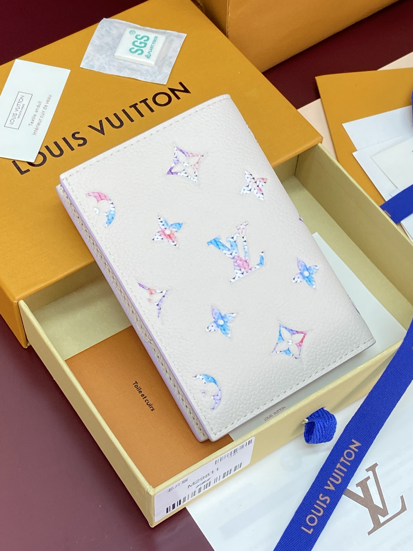 [Louis Vuitton] LV 루이비통 엠프레인 마카롱 그라데이션 패스포트 홀더 지갑 M29811