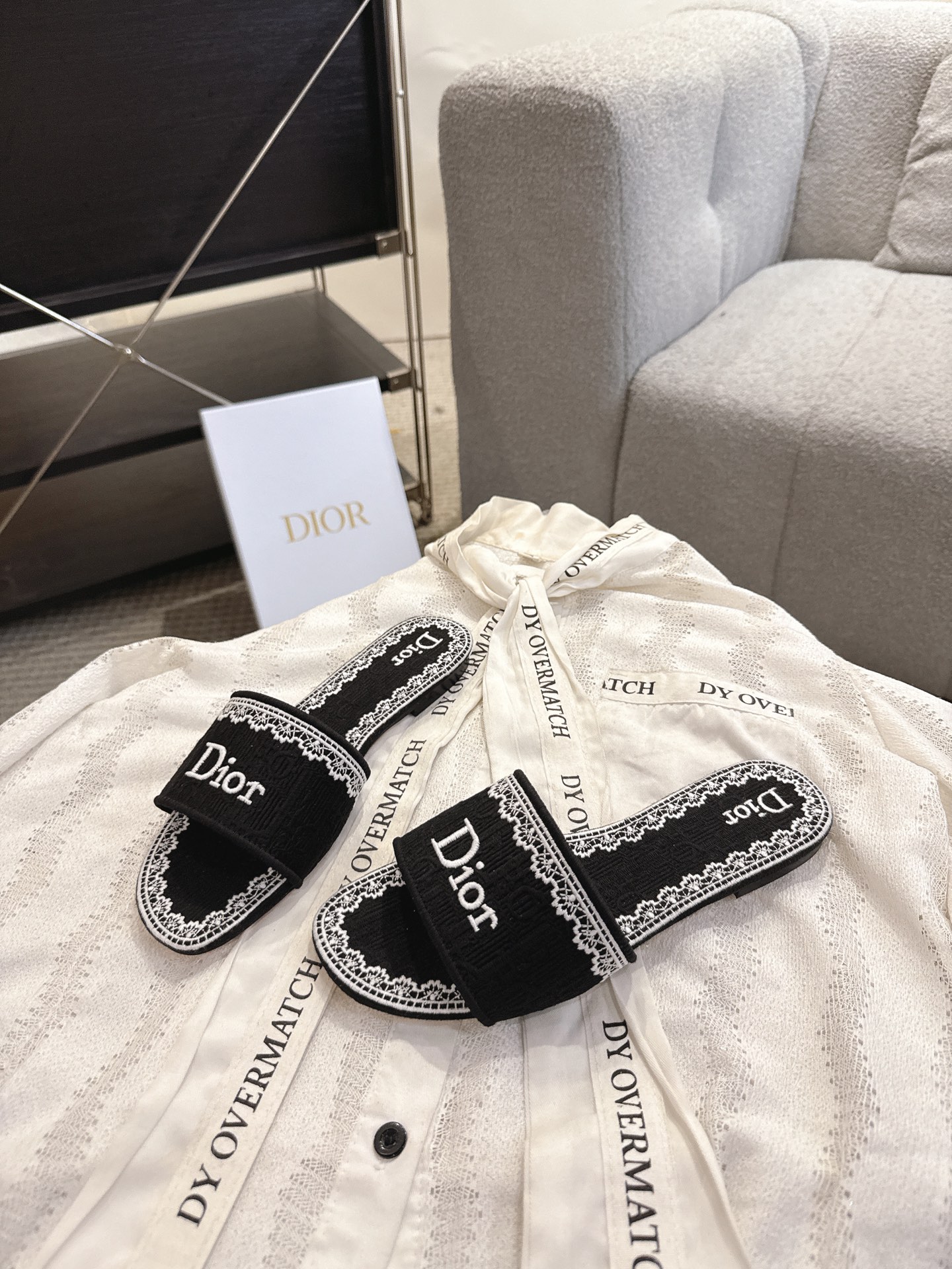 디올(DIOR) 플라워 자수 로고 슬라이드 슬리퍼