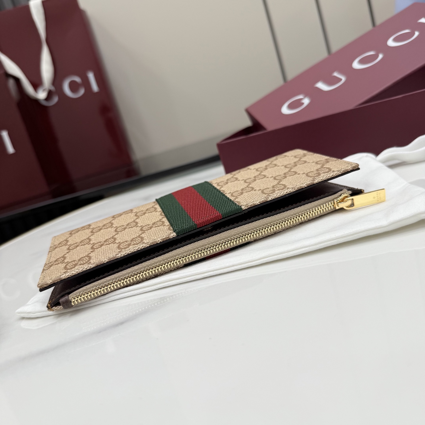 [Gucci] 구찌 (Generation) GG 수프림 삼선 웹 플랩 장지갑