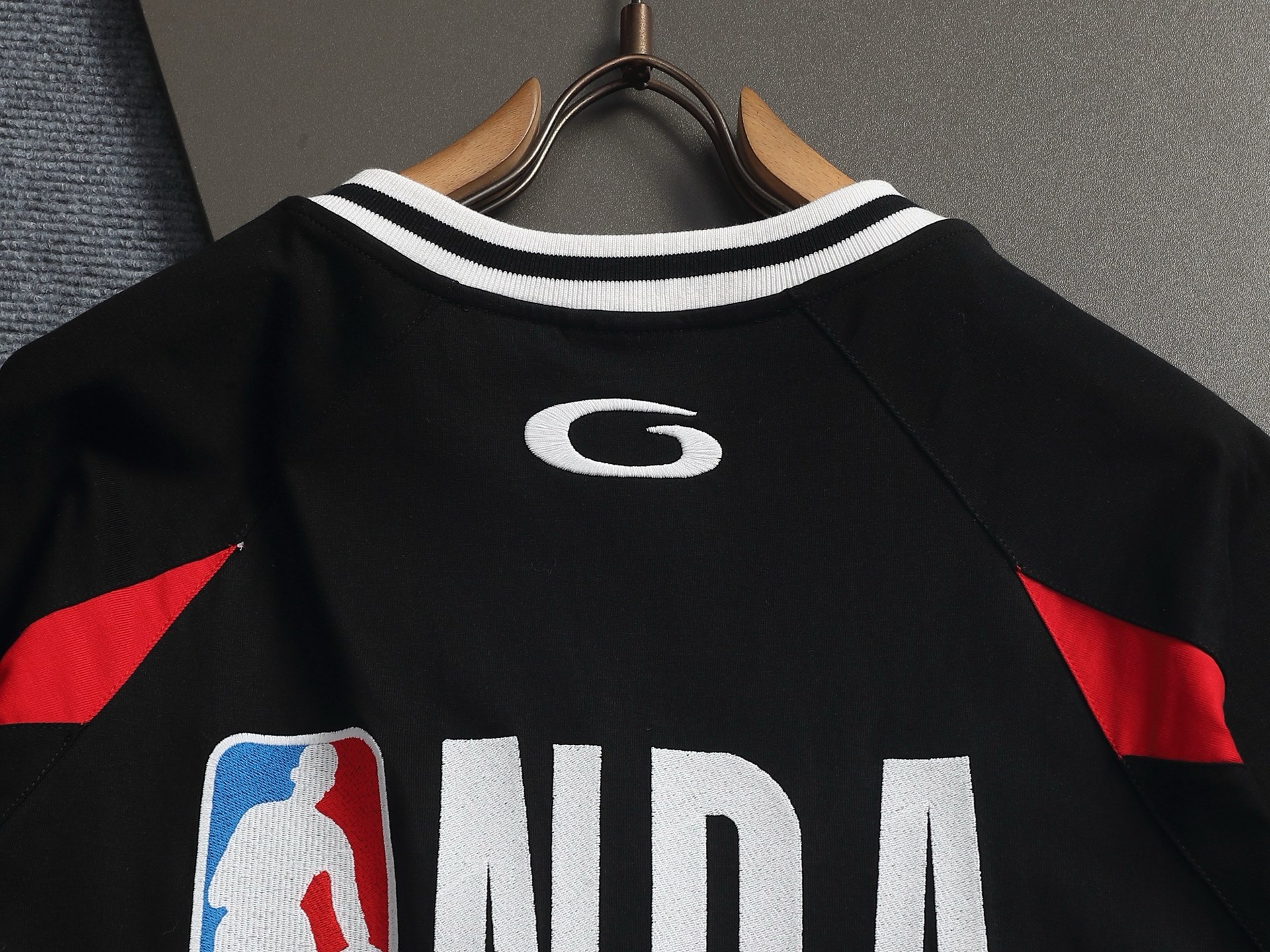 발렌시아가(BALENCIAGA) NBA 콜라보 배색 로고 반팔 티셔츠 상의 의류