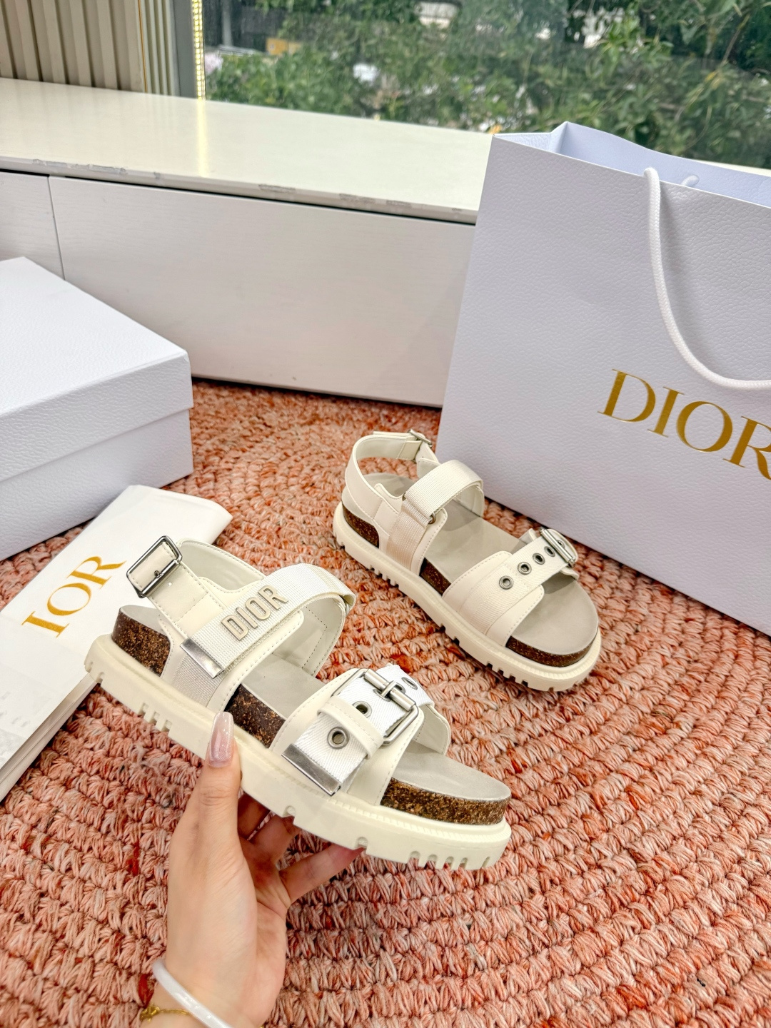 디올(DIOR) CD 버클 샌들 신발
