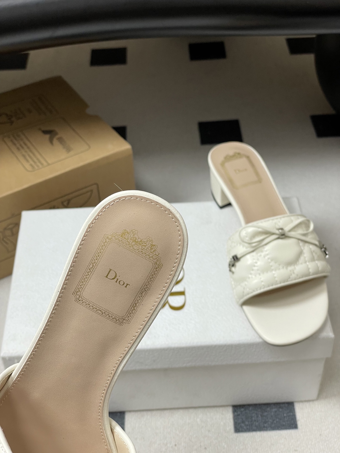 디올(DIOR) 퀼팅 리본 미들굽 슬리퍼 신발