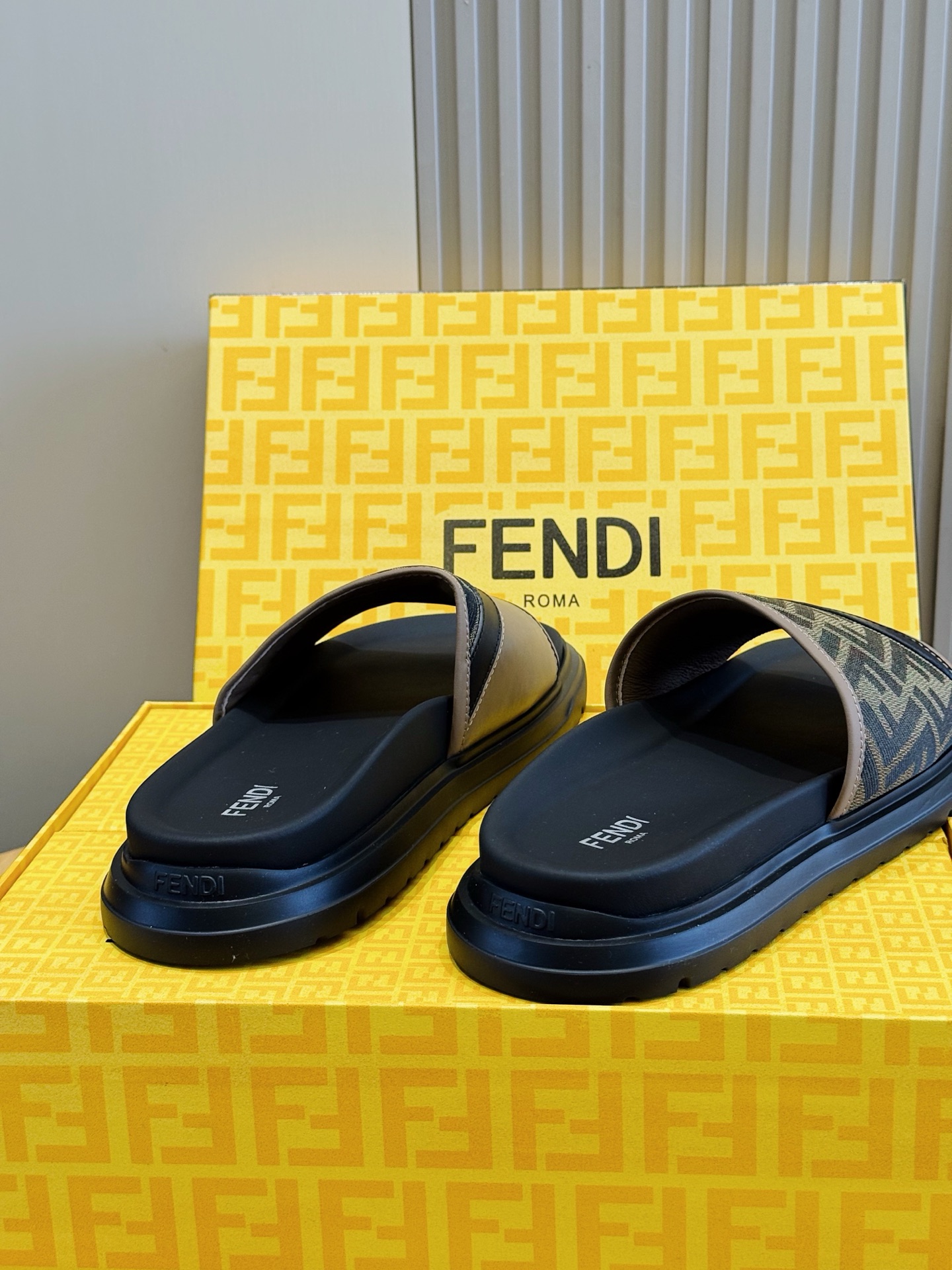 [Fendi] 펜디 맨즈 컬러블록 FF 로고 러버 슬라이드 슬리퍼 신발