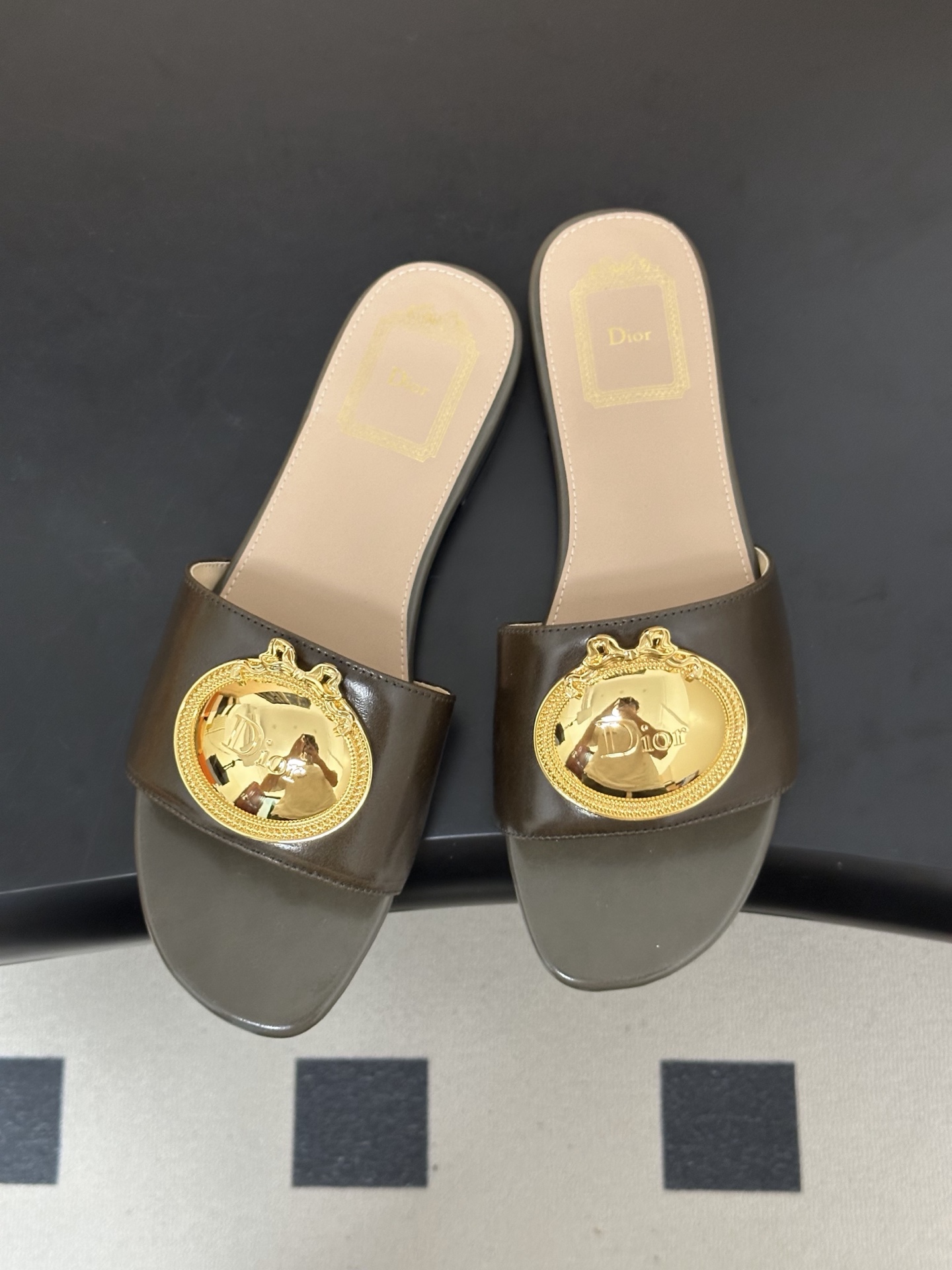 디올(DIOR) 메탈 버클 슬라이드 슬리퍼 신발