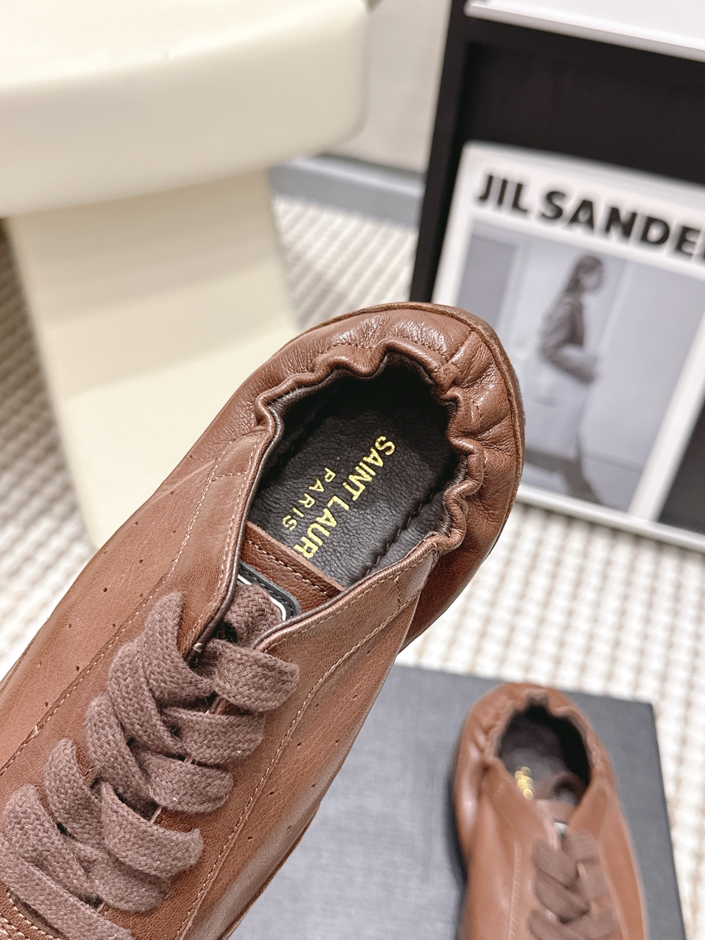 생로랑(SAINT LAURENT) 펀칭 레더 독일군 스니커즈 신발