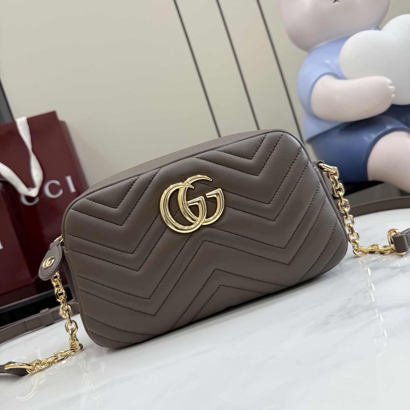 GUCCI 구찌 GG 마몽(GG Marmont) 마틀라세 카메라백 - 다크 그레이시 브라운 가방