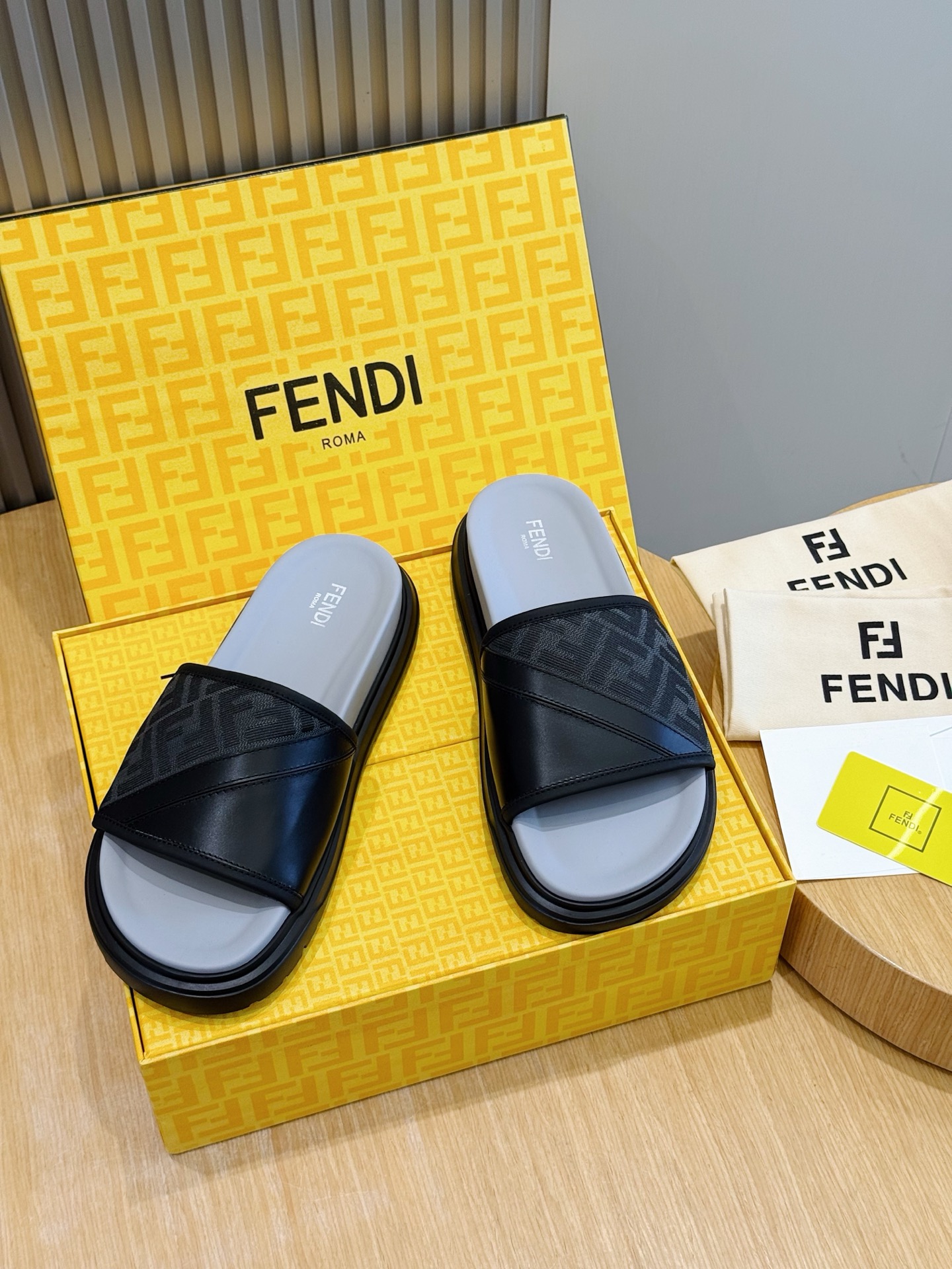 [Fendi] 펜디 맨즈 컬러블록 FF 로고 러버 슬라이드 슬리퍼 신발