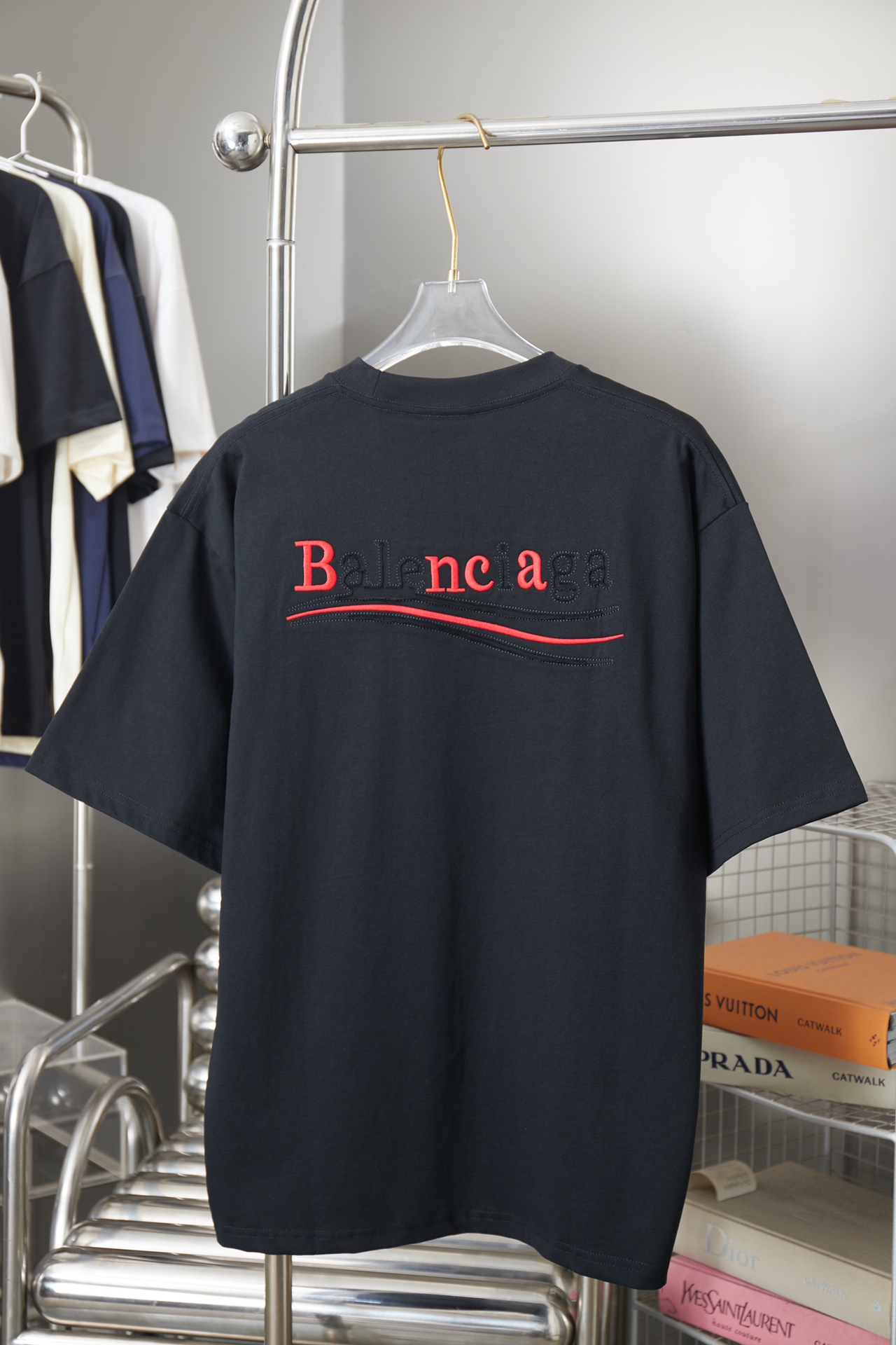 발렌시아가(BALENCIAGA) 패치 자수 로고 반팔 티셔츠 상의 의류