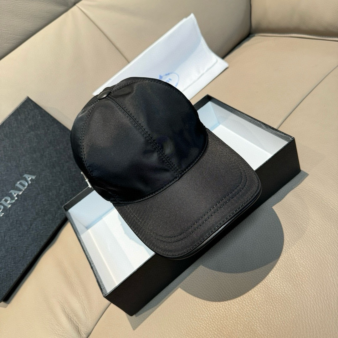 프라다(PRADA) 삼각 로고 나일론 볼캡 모자
