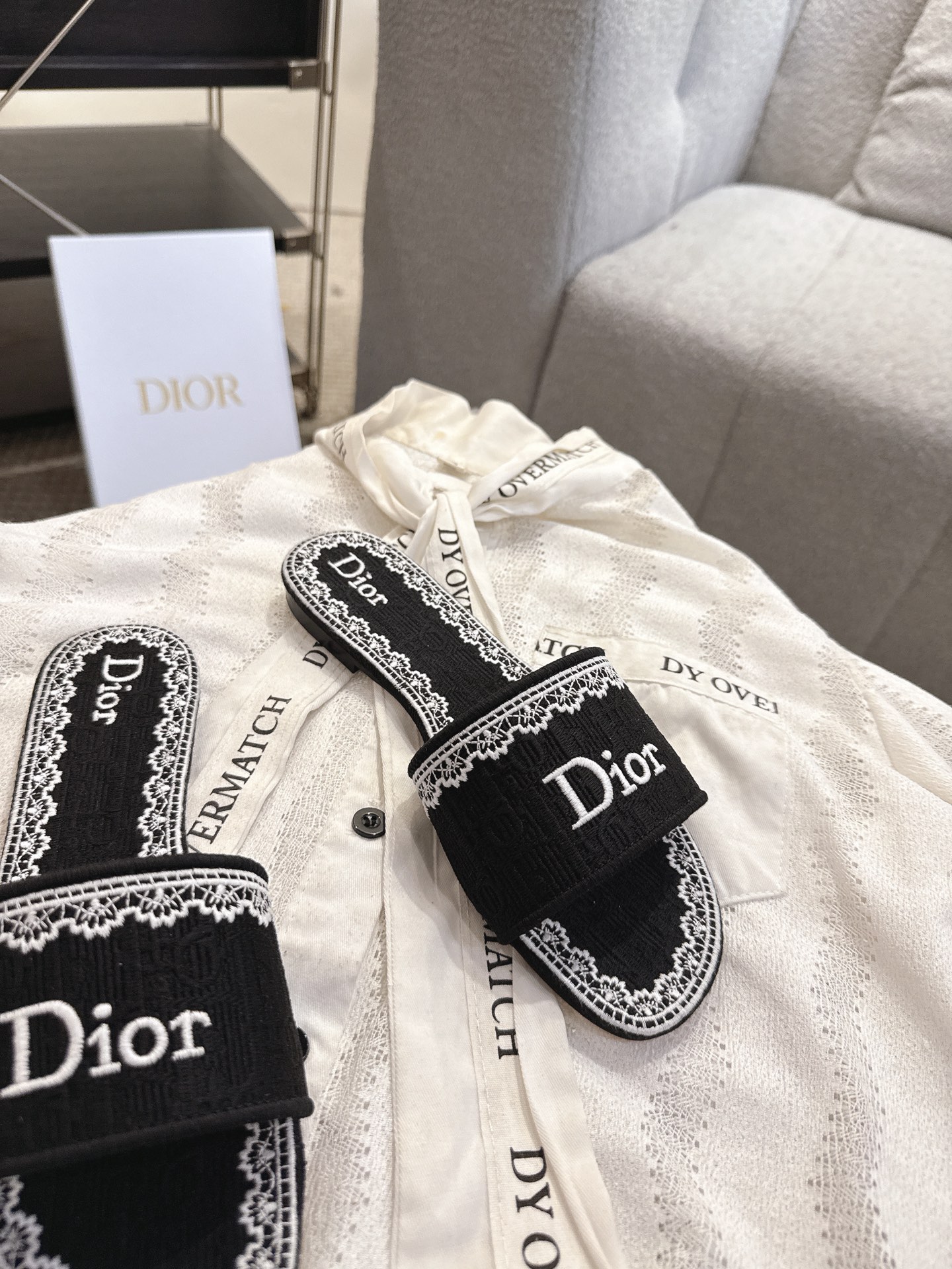 디올(DIOR) 플라워 자수 로고 슬라이드 슬리퍼