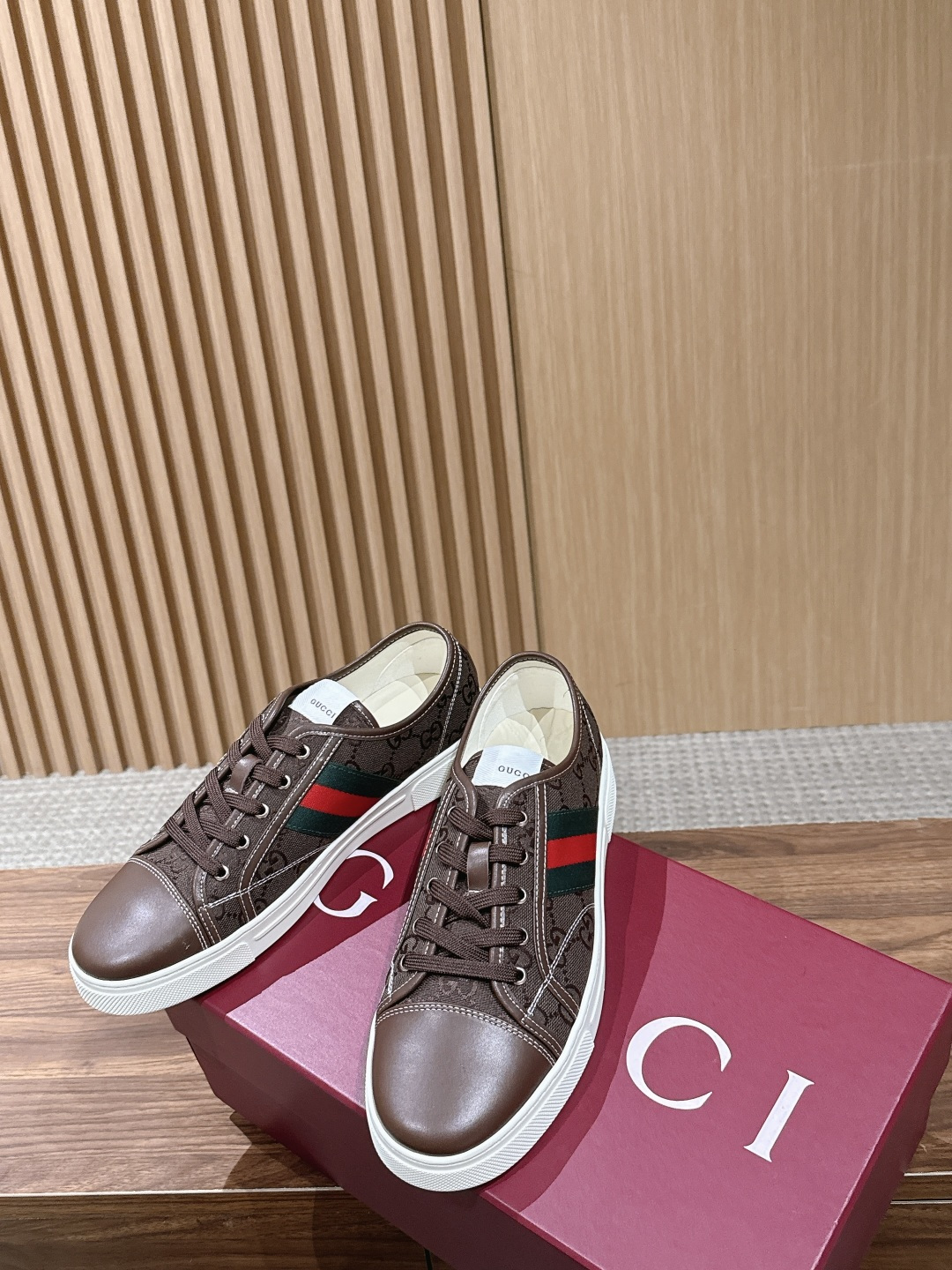구찌(GUCCI) GG 엠보싱 로우탑 스니커즈 신발