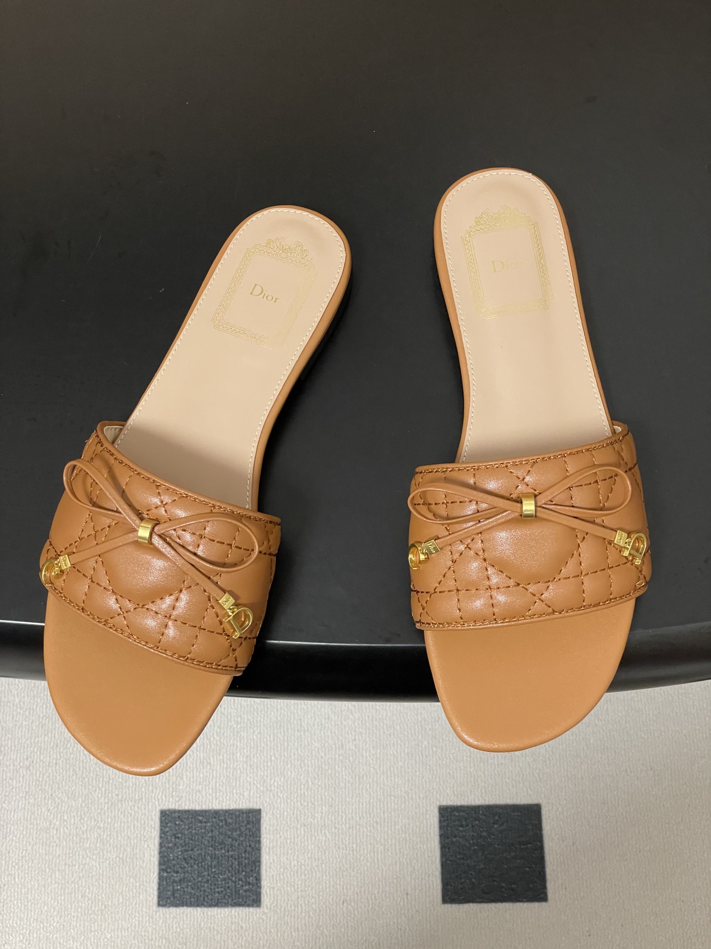 디올(DIOR) 퀼팅 리본 슬리퍼 신발