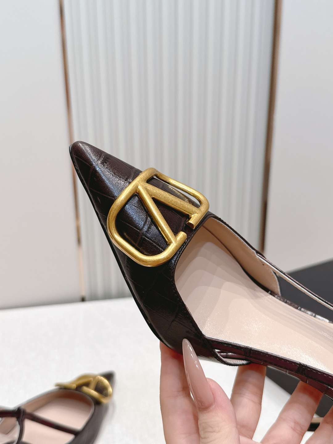 발렌티노(VALENTINO) 시그니처 슬링백 하이힐 신발