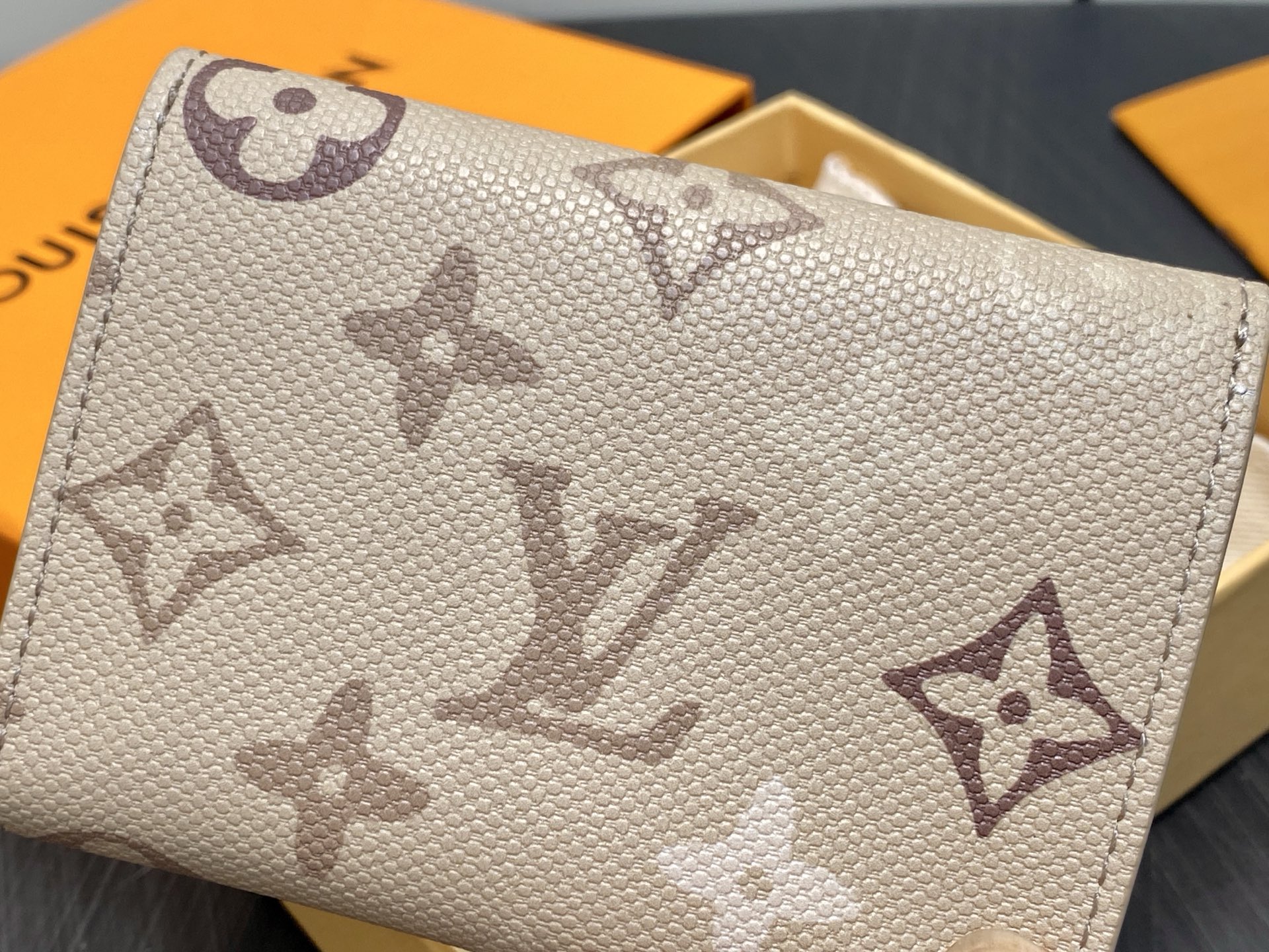 [Louis Vuitton] LV 루이비통 모노그램 서플러스 앙벨롭 카르트 드 비지트 (에이프리콧 그레이) 지갑