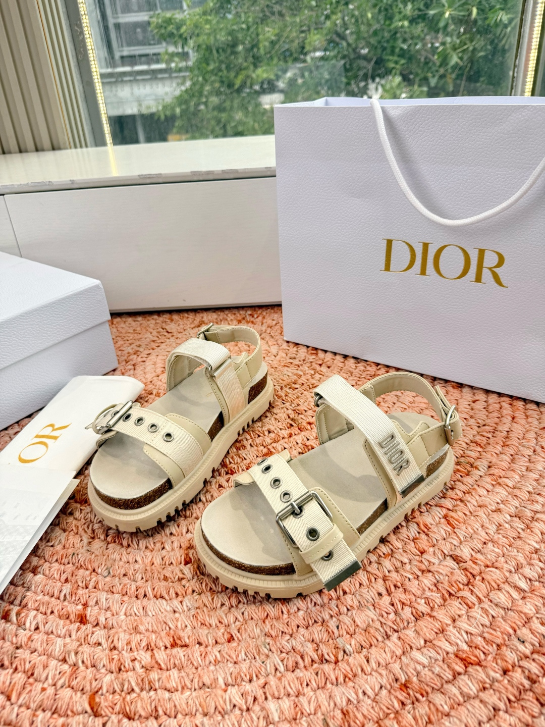 디올(DIOR) CD 버클 샌들 신발