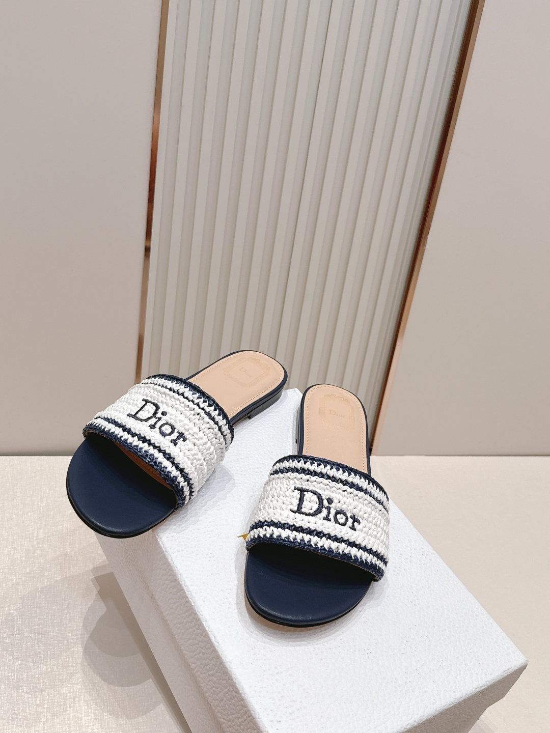 디올(DIOR) 라피아 위빙 슬라이드 샌들 신발