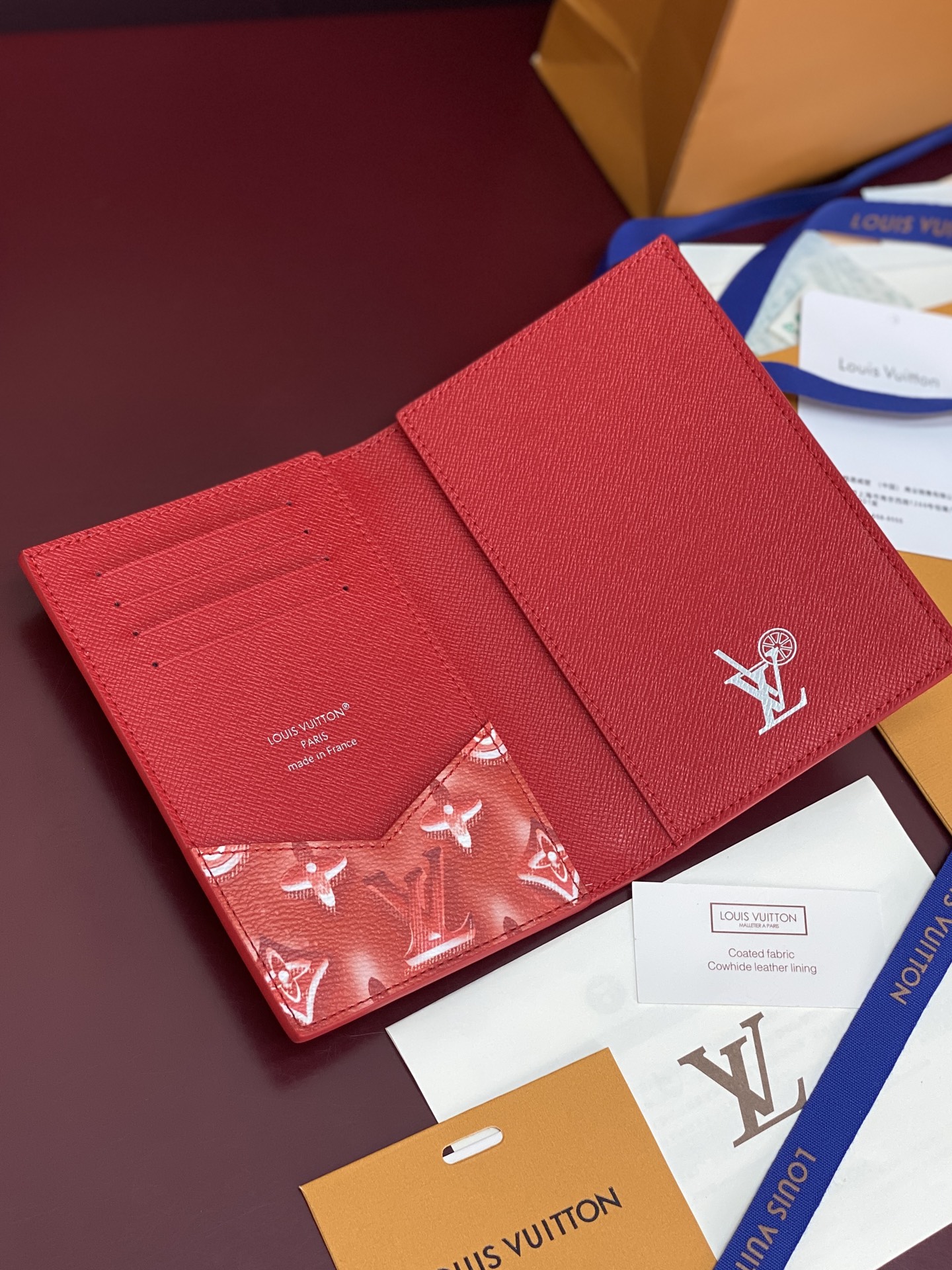 [Louis Vuitton] LV 루이비통 모노그램 포레스트 패스포트 커버 (코튼 레드) 여권 지갑